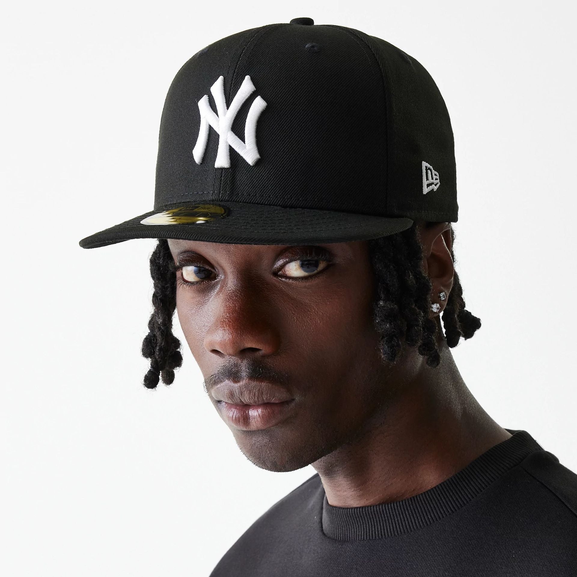 This is a New York Yankees Essential Black 59FIFTY Cap 1