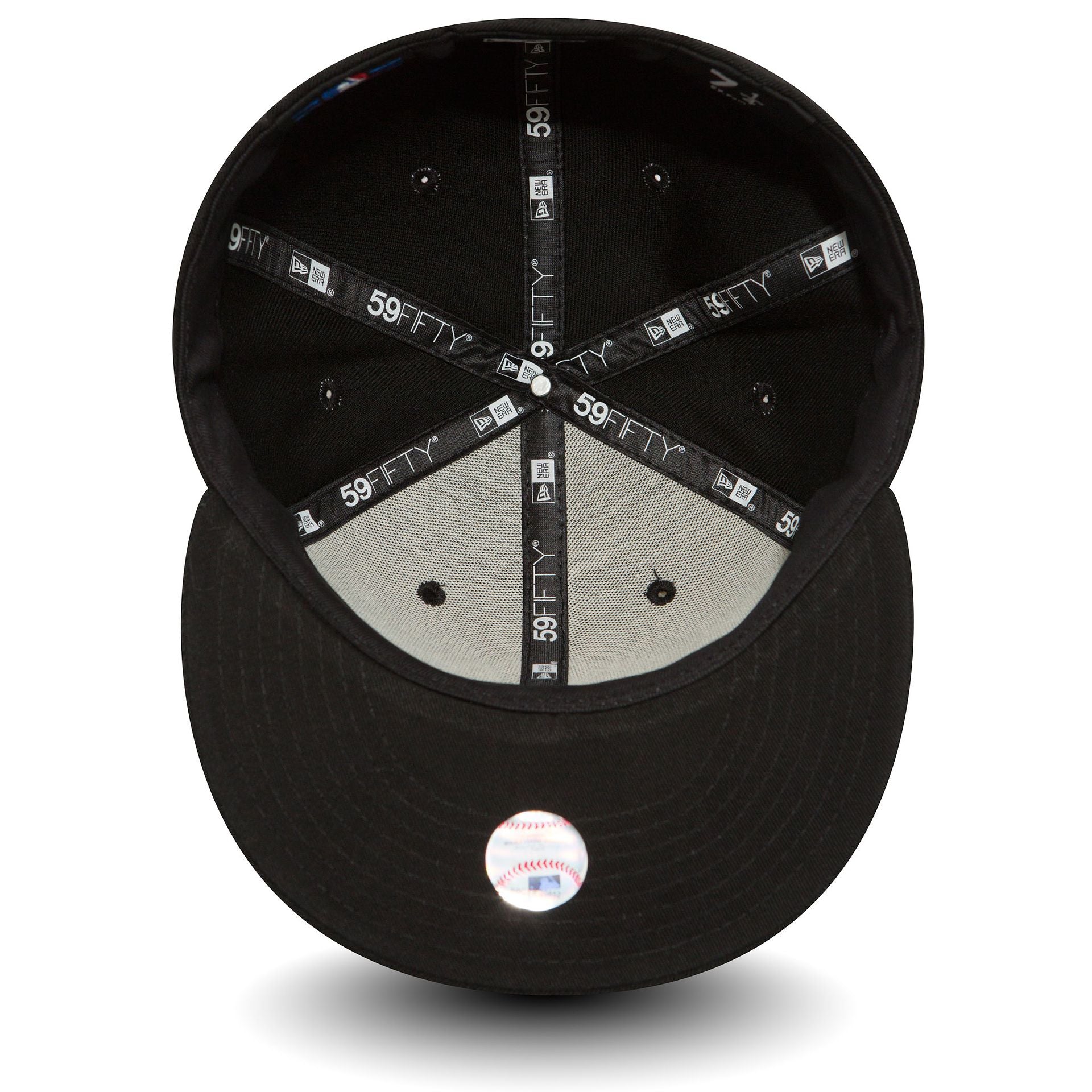 This is a New York Yankees Essential Black 59FIFTY Cap 4