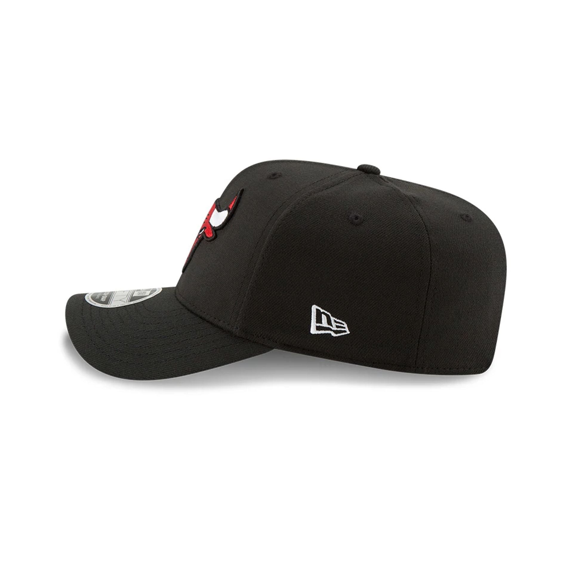 This is a Chicago Bulls Black 9FIFTY Stretch Snap Cap 6