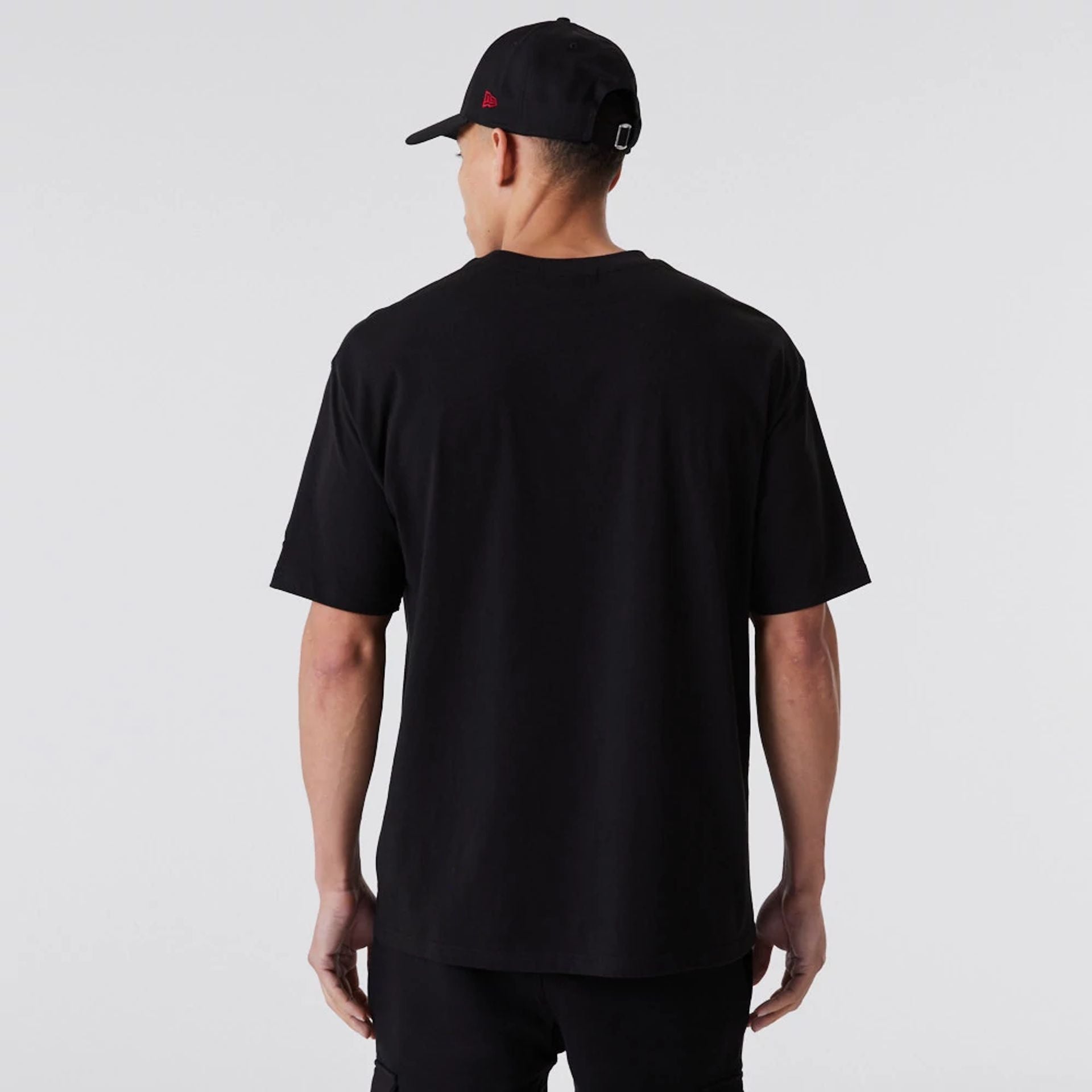 The Male model is wearing New York Yankees Essentials Oversized Black T-Shirt 4