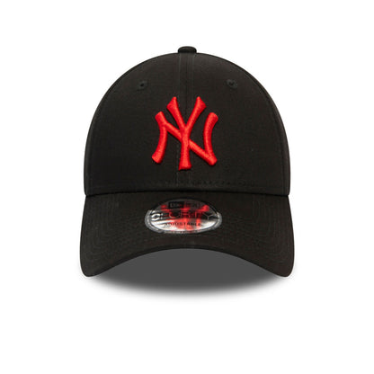 This is a New York Yankees Essential Logo Black 9FORTY Cap 4