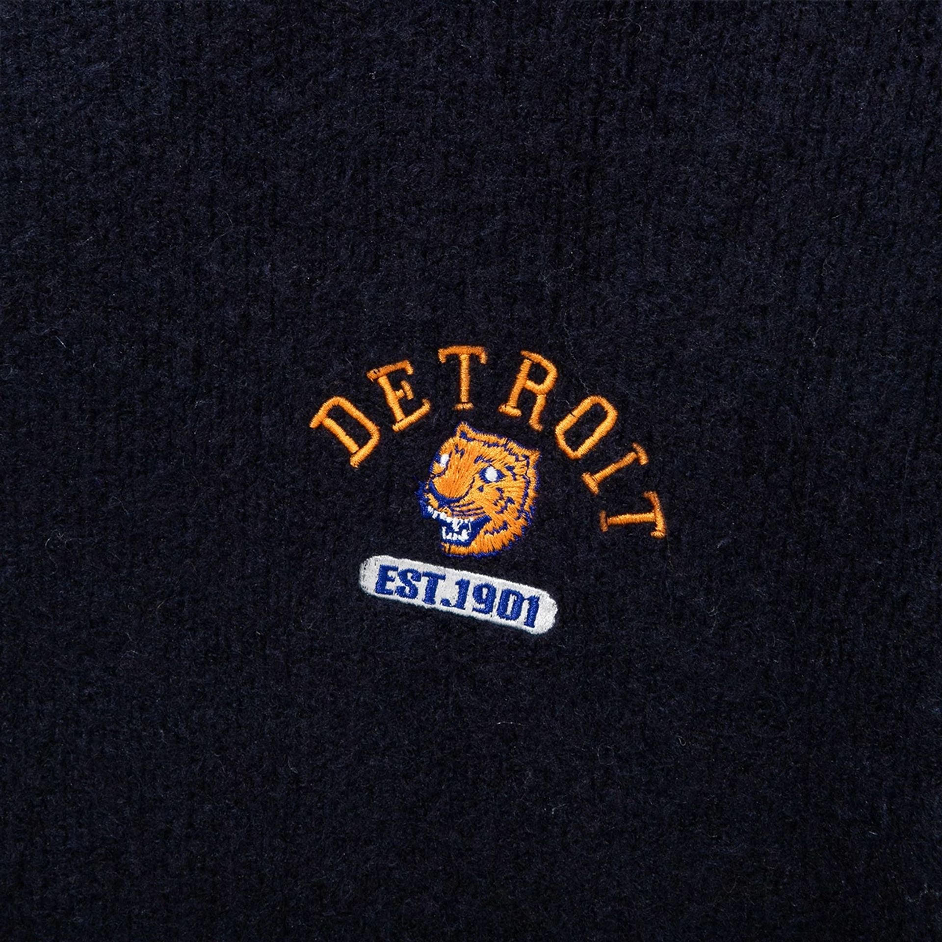 The Male model is wearing Detroit Tigers League MLB New Era Korea Navy 1/4 Zip Neck Sweatshirt 4