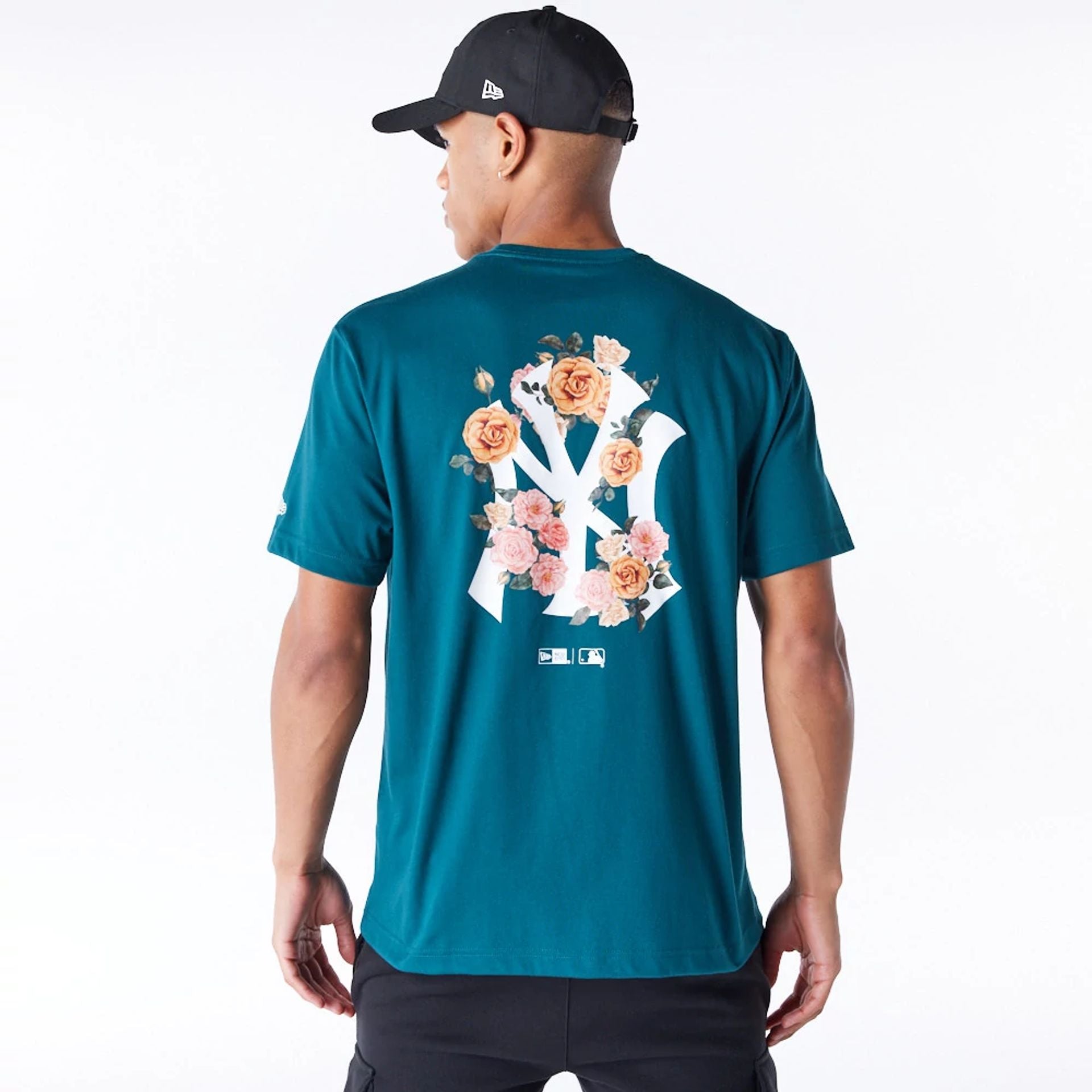 The Male model is wearing New York Yankees MLB Flower New Era Korea Dark Green T-Shirt 1