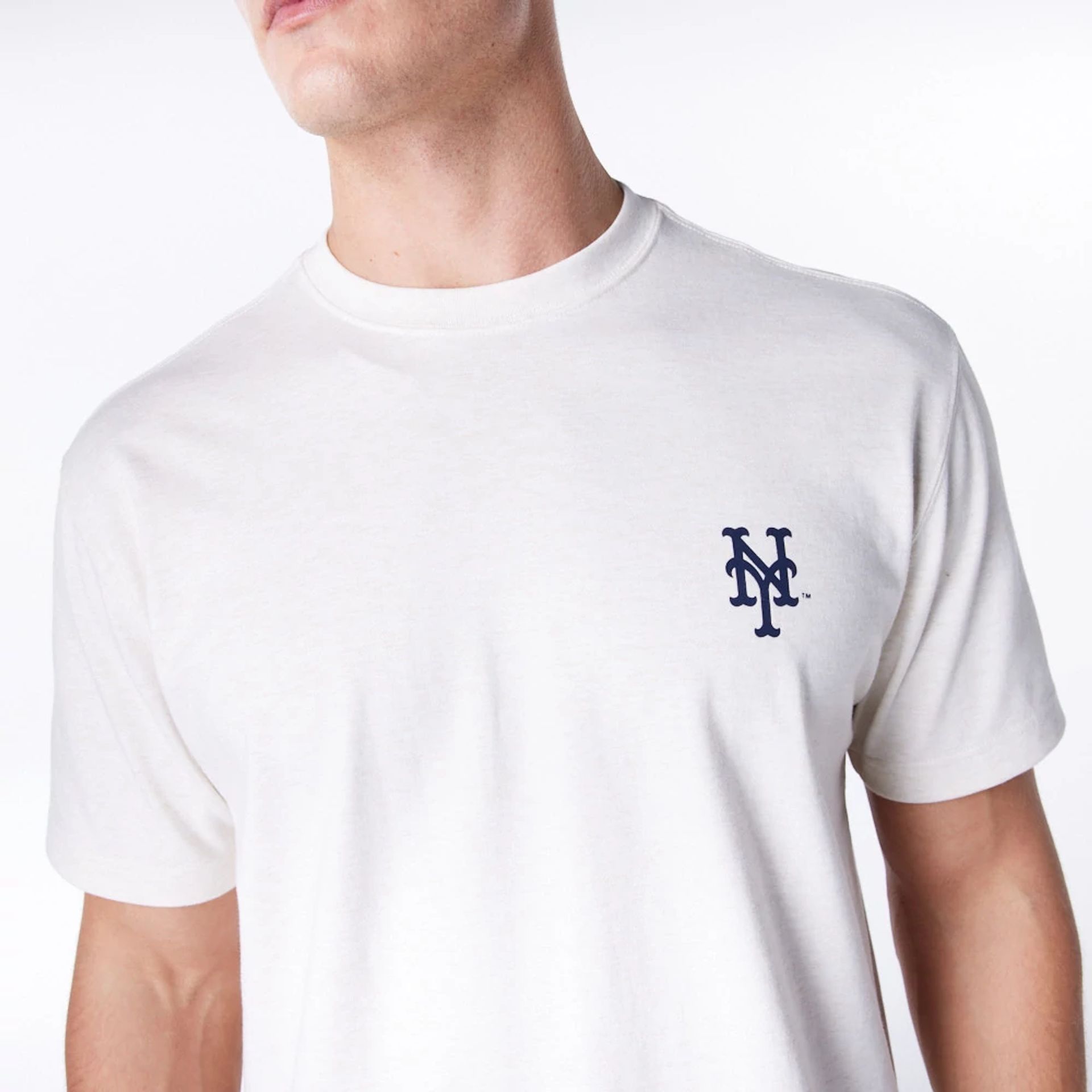 The Male model is wearing New York Mets MLB Flower New Era Korea White T-Shirt 5