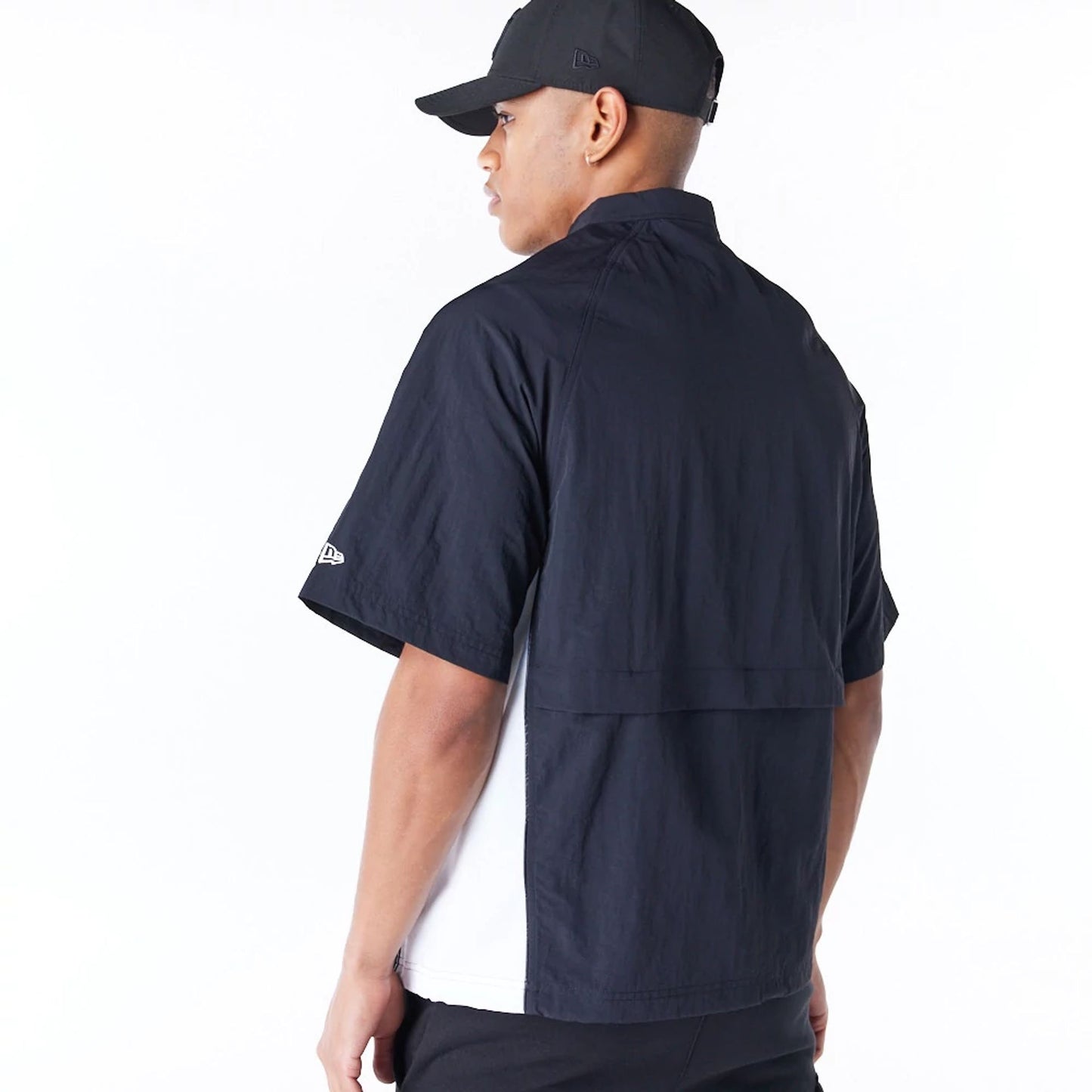 The Male model is wearing New Era Korea MLB New York Yankees Black Short Sleeve Anorak 4