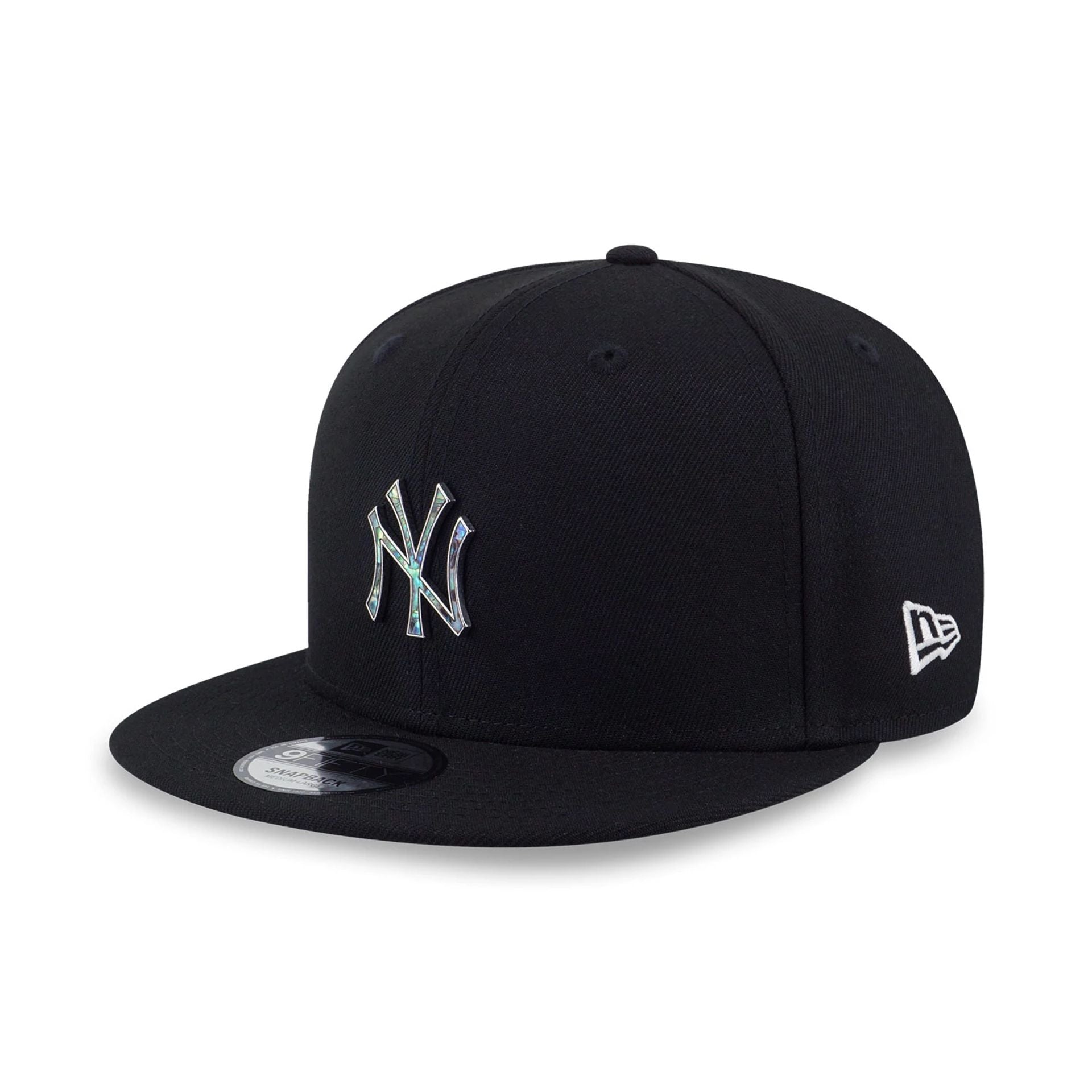 This is a New York Yankees Savor The Moment Black 9FIFTY Snapback Cap 1