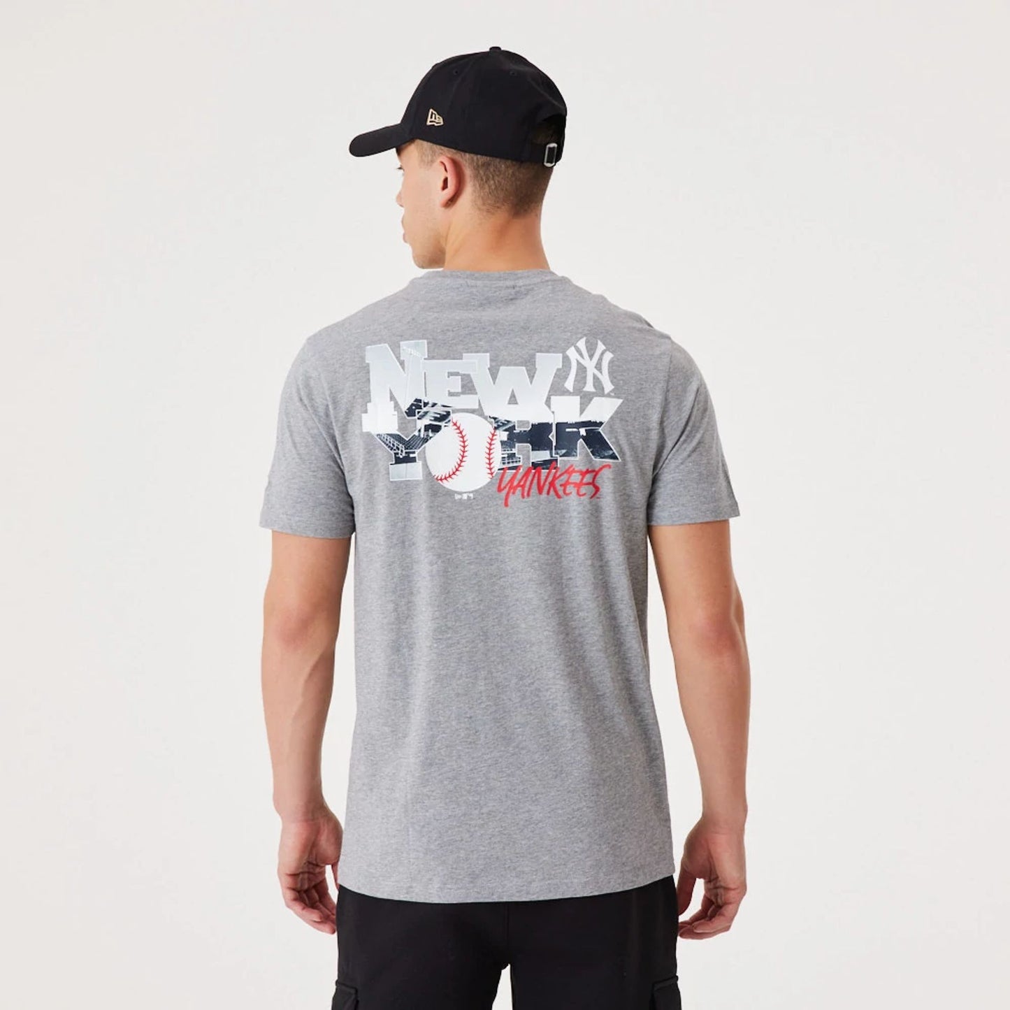 The Male model is wearing New York Yankees MLB Team Logo Graphic Medium Grey T-Shirt 2