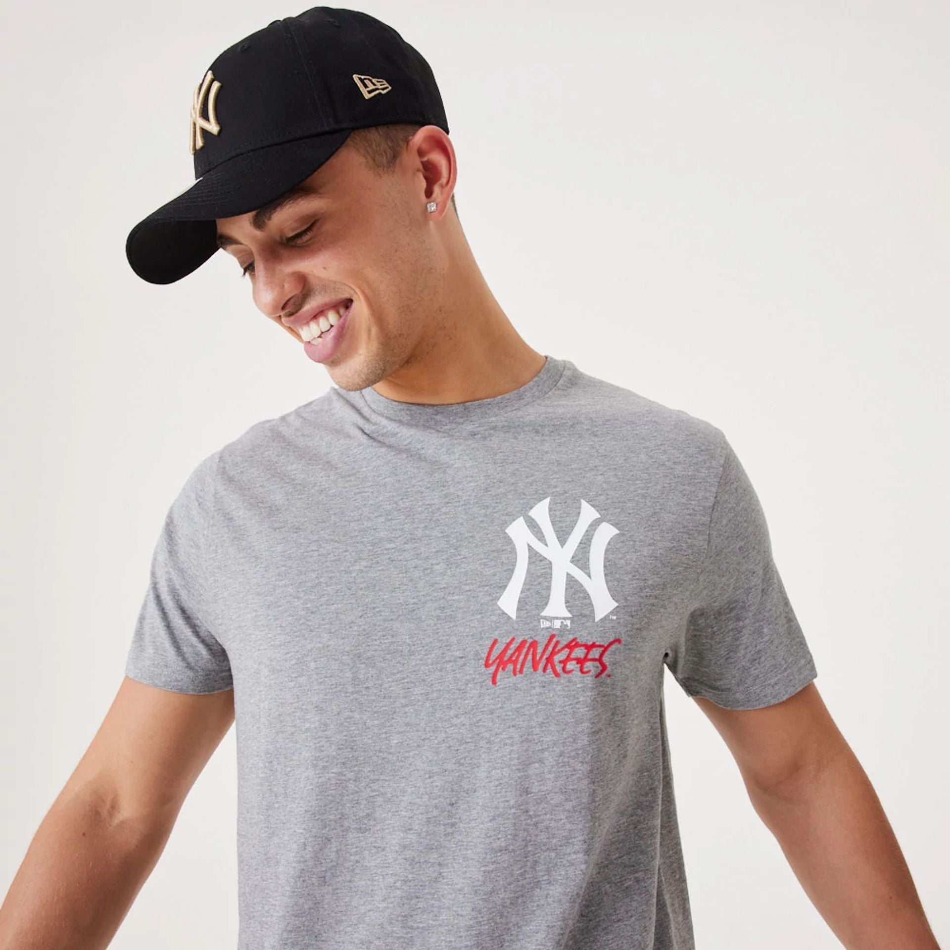 The Male model is wearing New York Yankees MLB Team Logo Graphic Medium Grey T-Shirt 3