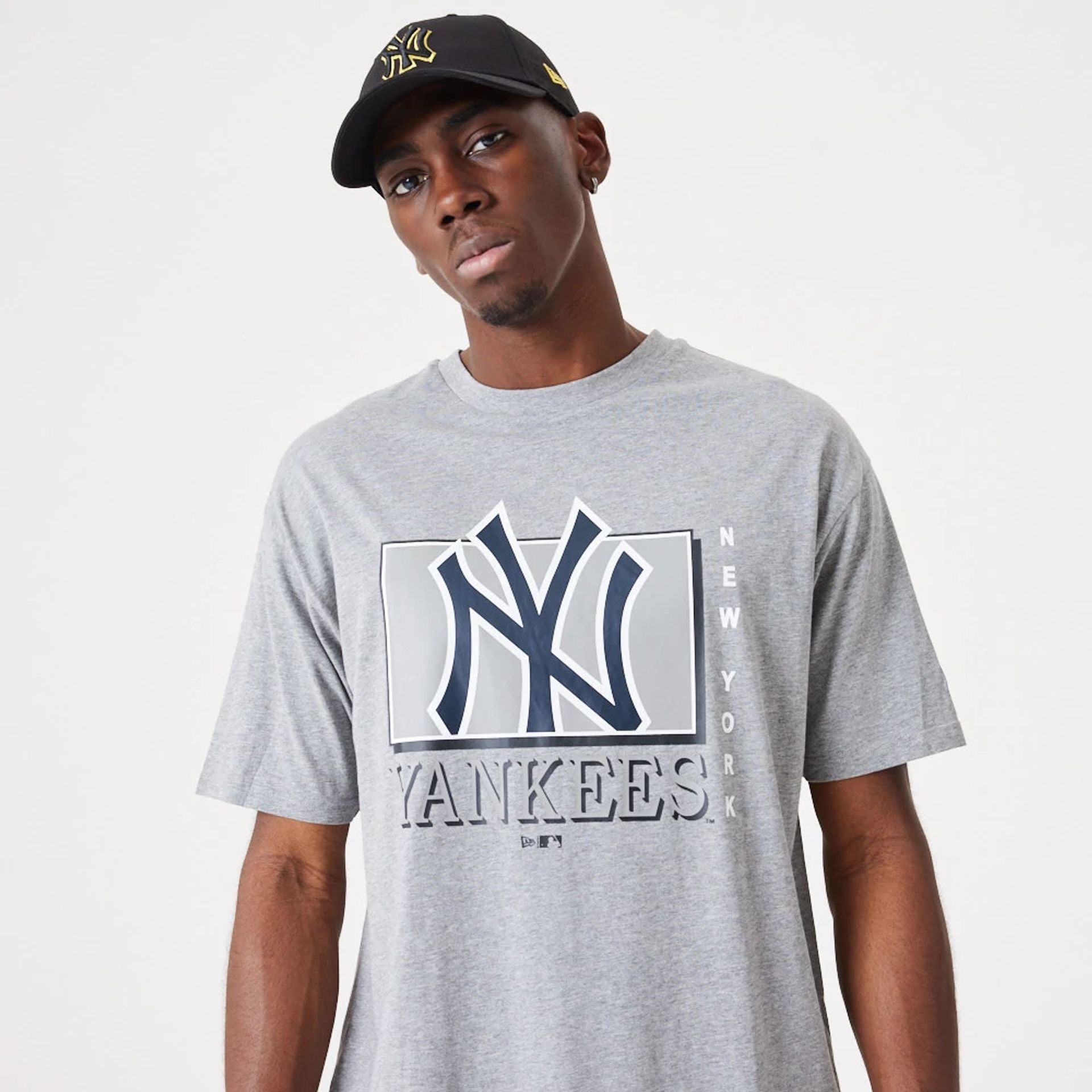 The Male model is wearing New York Yankees MLB Team Wordmark Grey Oversized T-Shirt 4