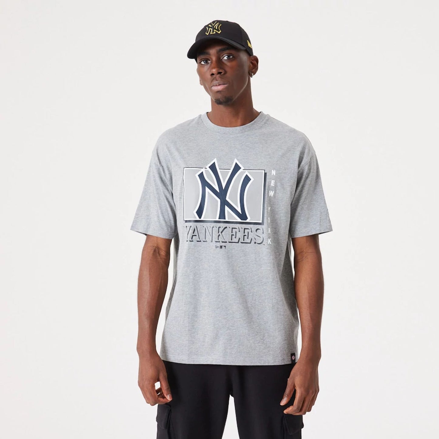 The Male model is wearing New York Yankees MLB Team Wordmark Grey Oversized T-Shirt 1