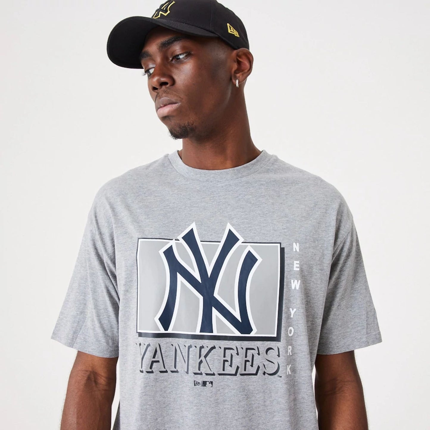 The Male model is wearing New York Yankees MLB Team Wordmark Grey Oversized T-Shirt 3