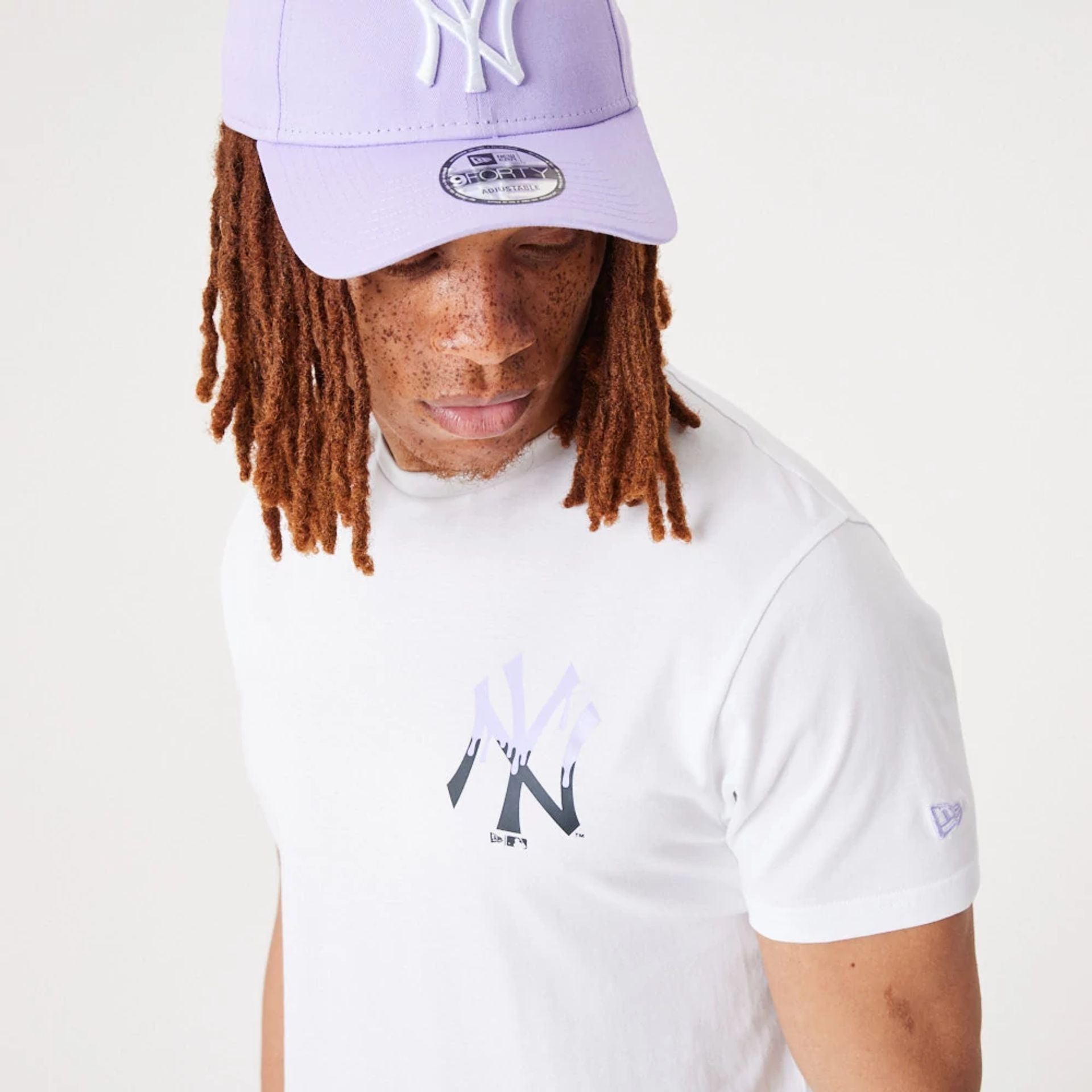 The Male model is wearing New York Yankees MLB Drip Logo White T-Shirt 4