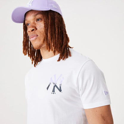 The Male model is wearing New York Yankees MLB Drip Logo White T-Shirt 6