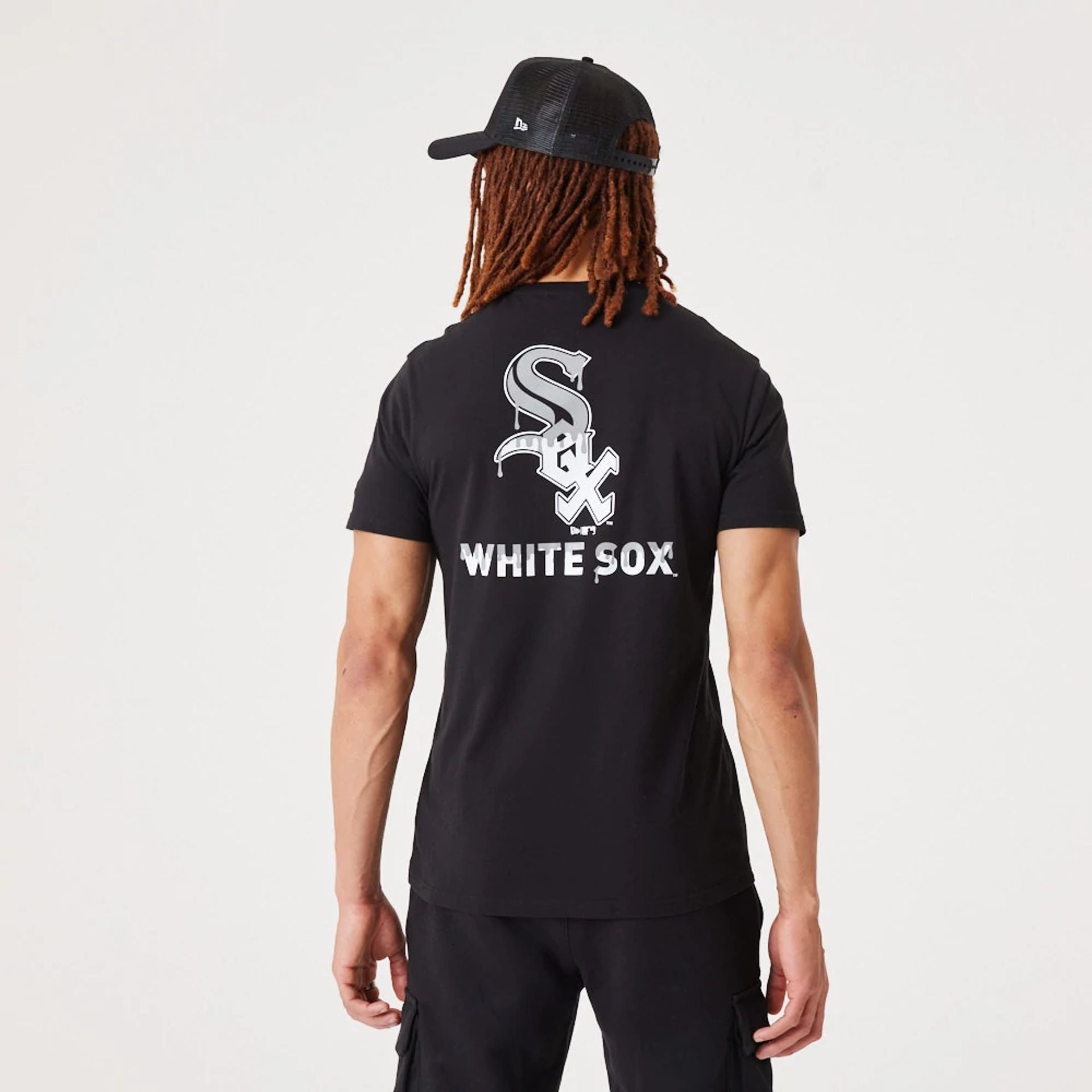 The Male model is wearing Chicago White Sox MLB Drip Logo Black T-Shirt 1