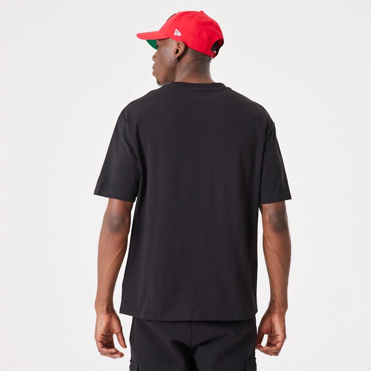 The Male model is wearing Chicago NBA Drip Logo Bulls Black T-Shirt 2