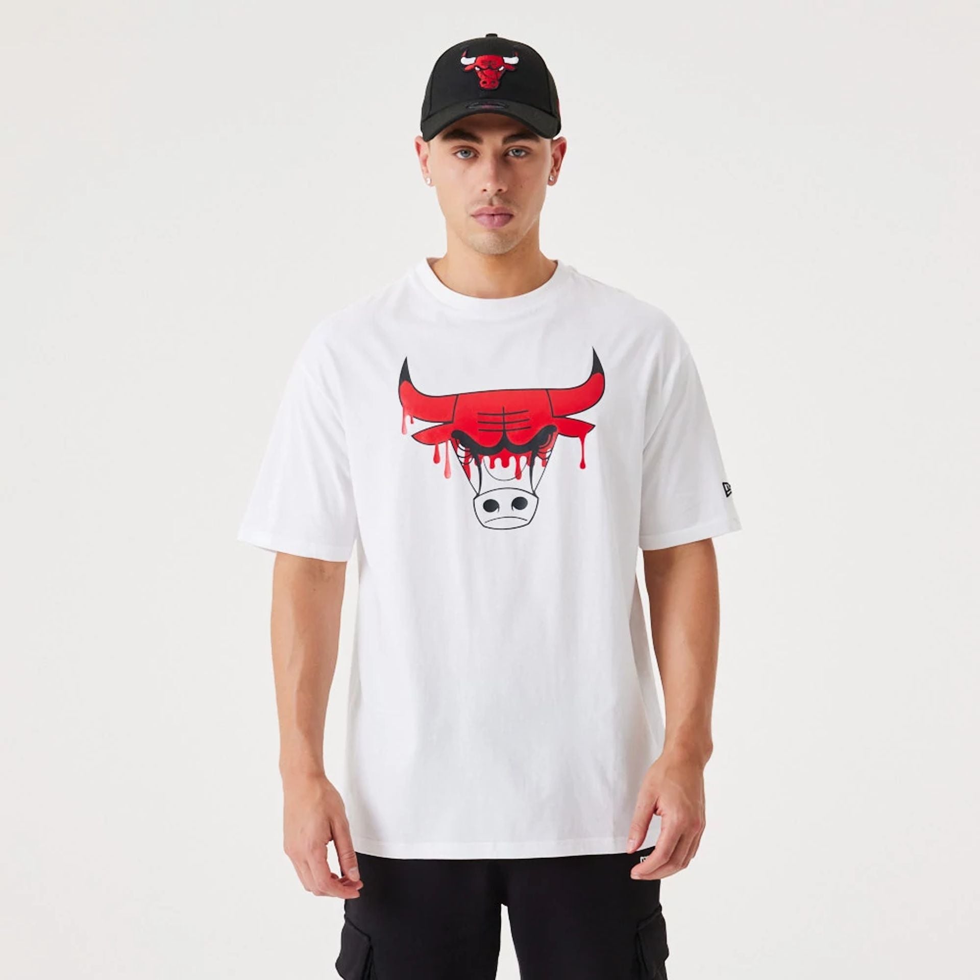 The Male model is wearing Chicago NBA Drip Logo Bulls White T-Shirt 1