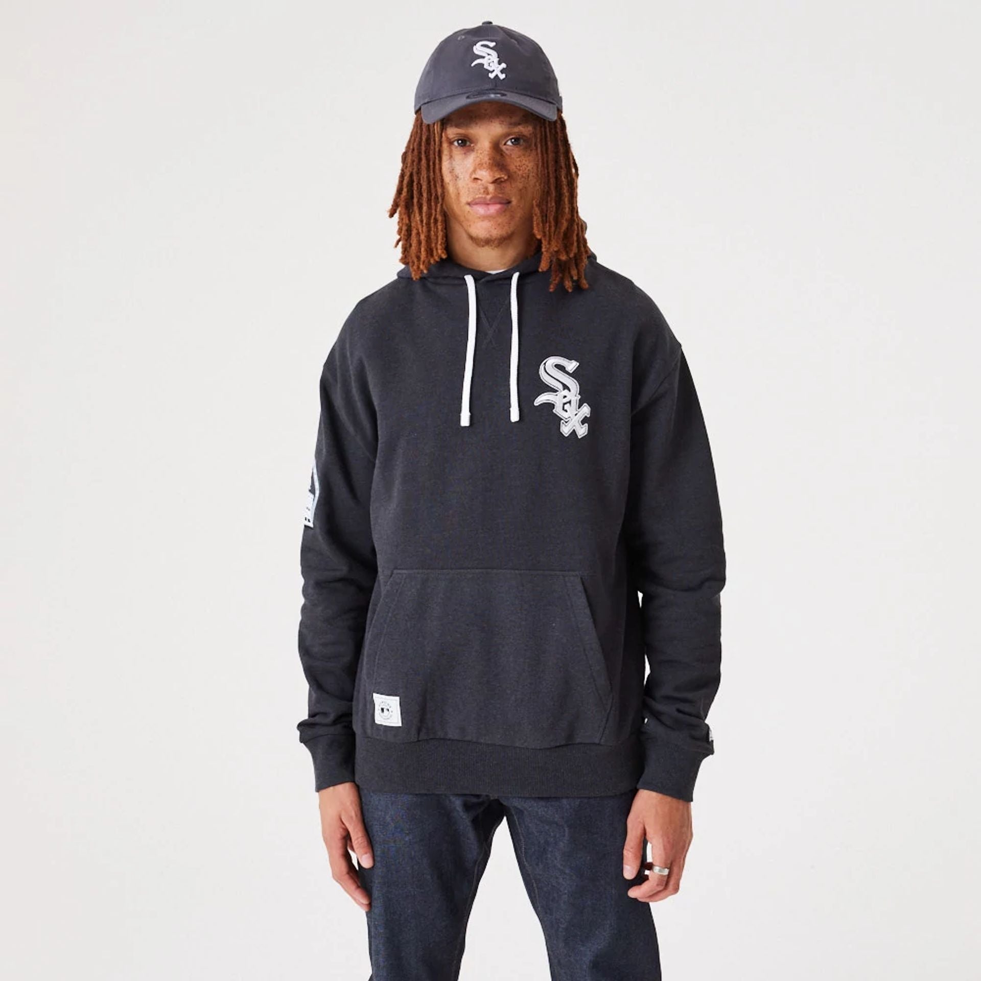 The Male model is wearing Chicago White Sox MLB Heritage Medium Grey Oversized Hoodie 1