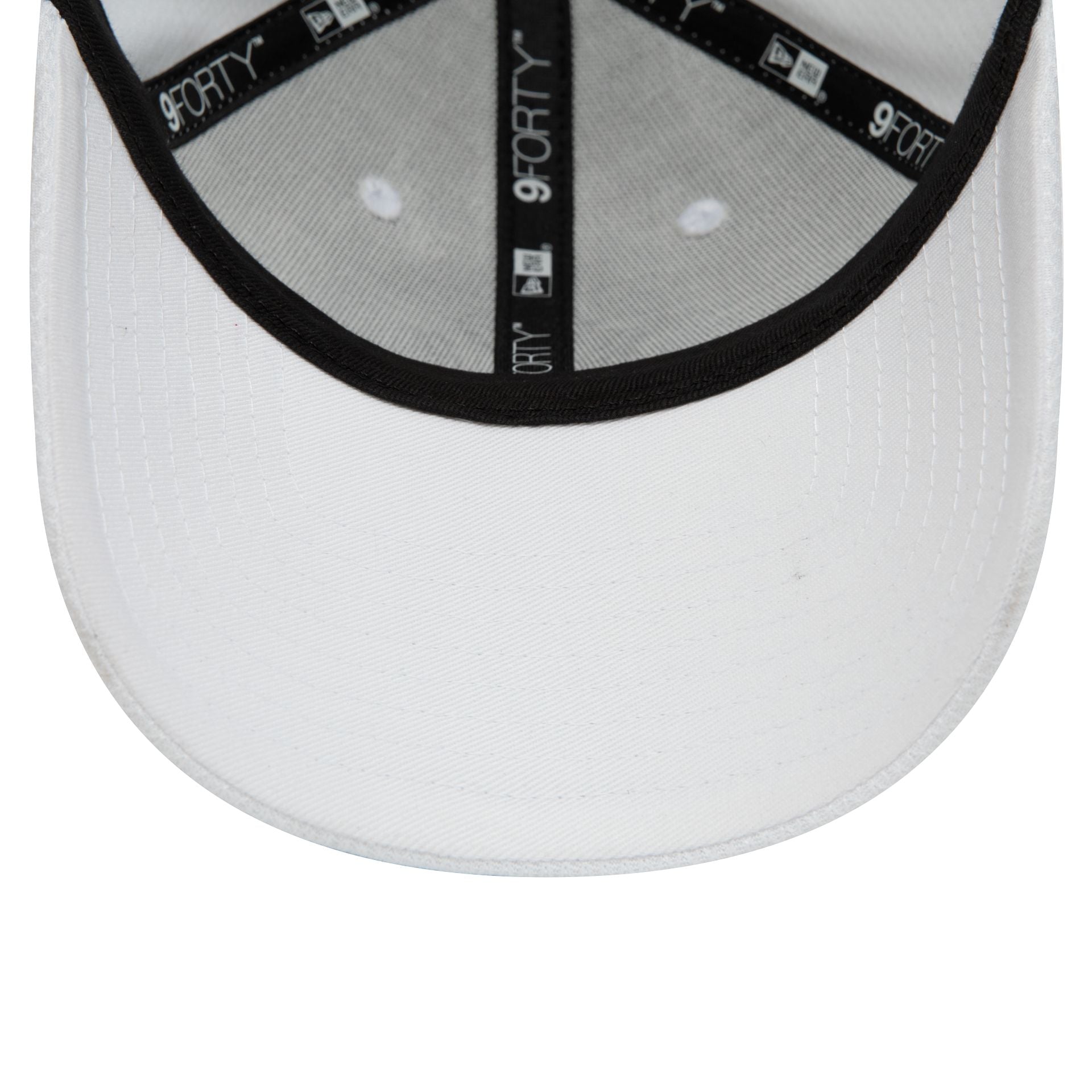 This is a New York Yankees Diamond Era Essential White 9FORTY Adjustable Cap 5