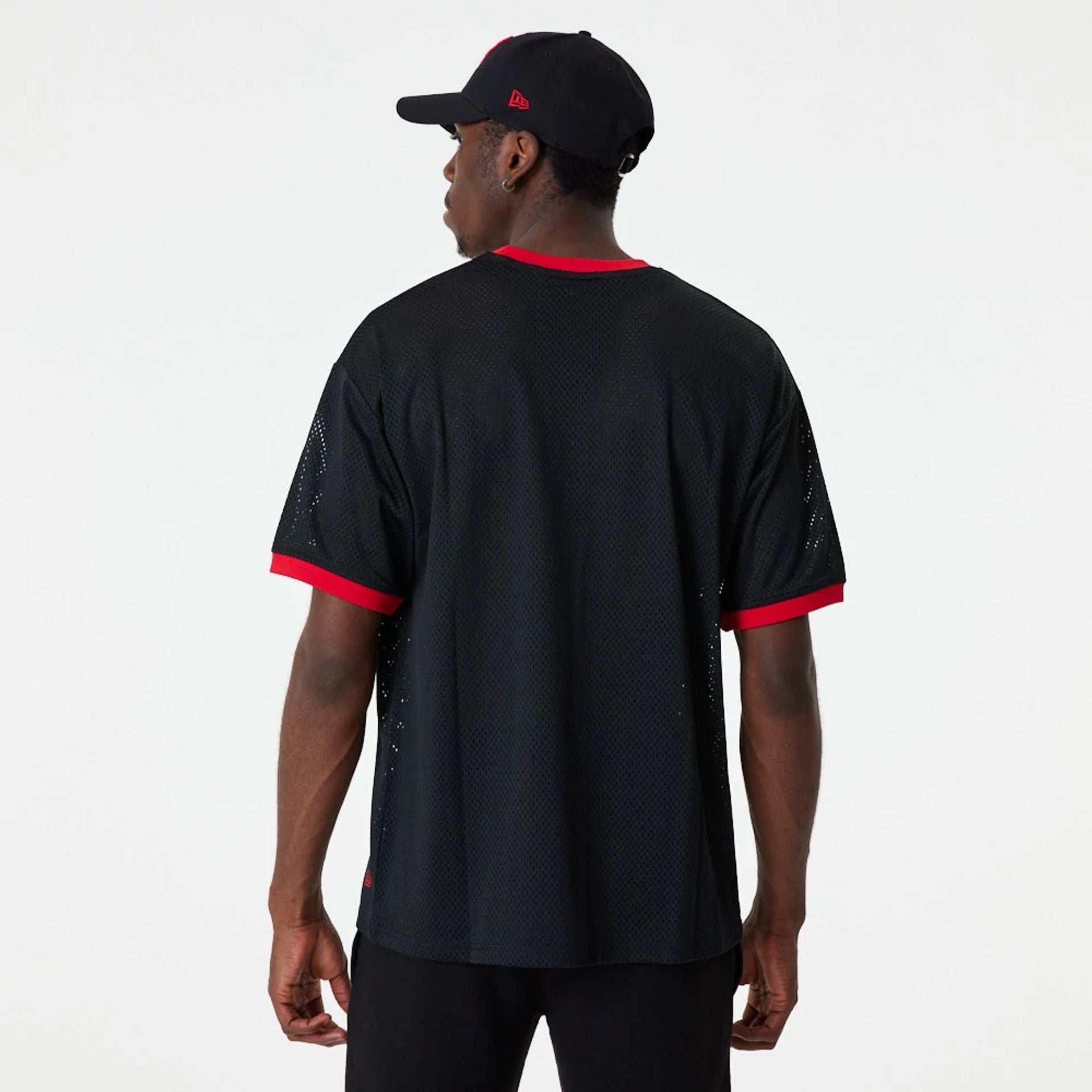 The Male model is wearing Chicago Bulls NBA Team Logo Mesh Black T-Shirt 4