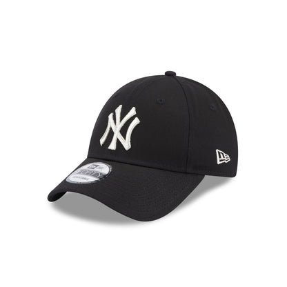 This is a New York Yankees Metallic Logo Womens Black 9FORTY Adjustable Cap 1