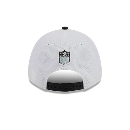 This is a Las Vegas Raiders NFL Sideline 2023 White 9FORTY Stretch Snap Cap 6