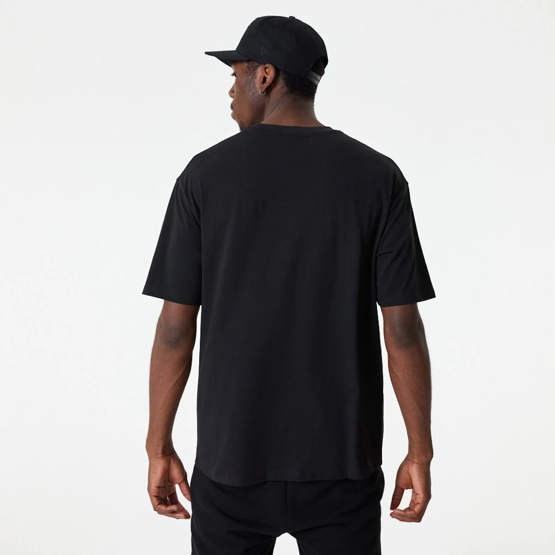 The Male model is wearing New York Yankees MLB Essential Black Oversized T-Shirt 5