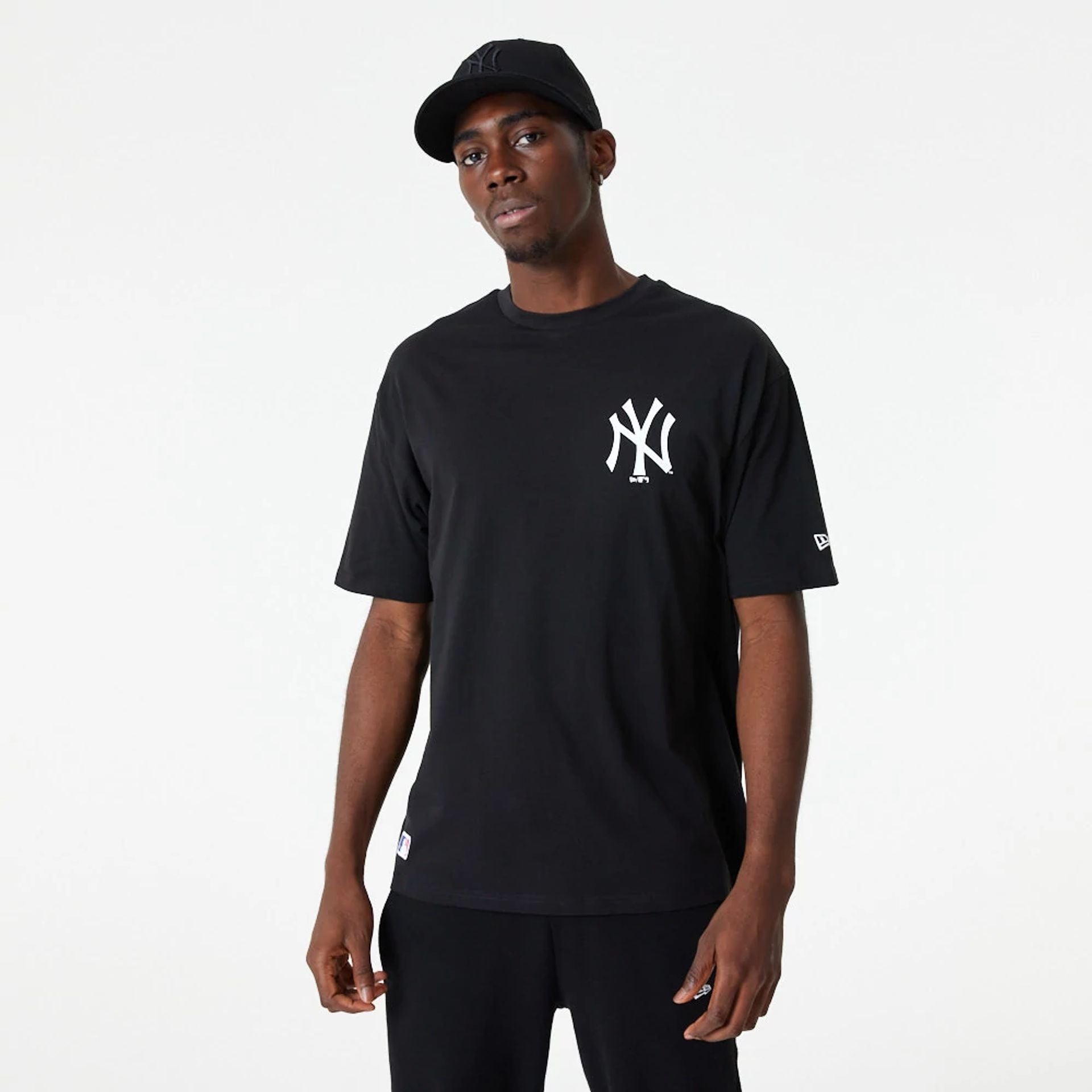 The Male model is wearing New York Yankees MLB Essential Black Oversized T-Shirt 1