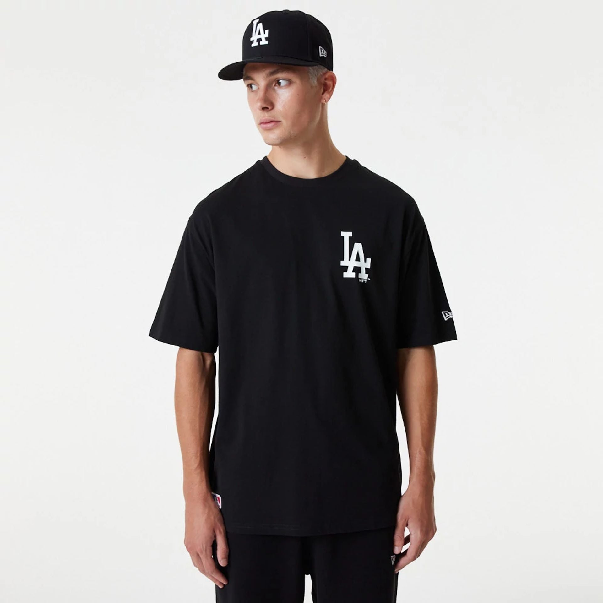 The Male model is wearing LA Dodgers MLB Essential Black Oversized T-Shirt 1