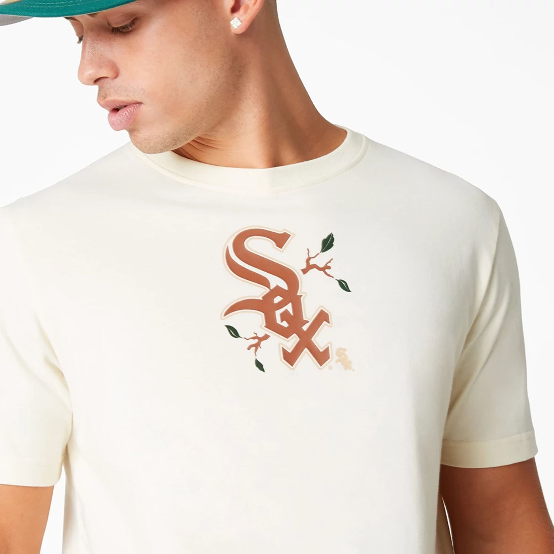 The Male model is wearing Chicago White Sox Camp White T-Shirt 2