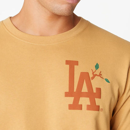 The Male model is wearing LA Dodgers Camp Beige Long Sleeve T-Shirt 6