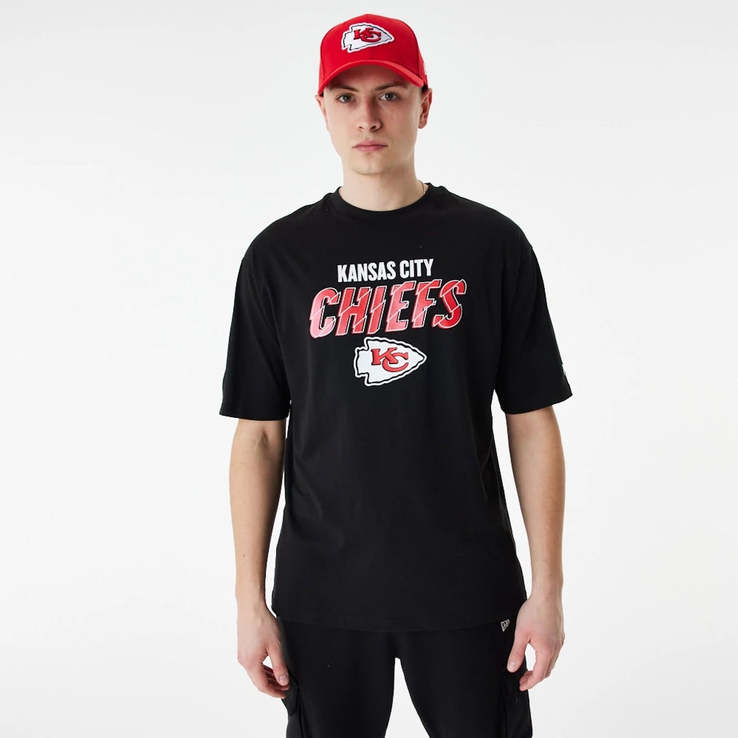 The Male model is wearing Kansas City Chiefs NFL Script Graphic Black Oversized T-Shirt 1