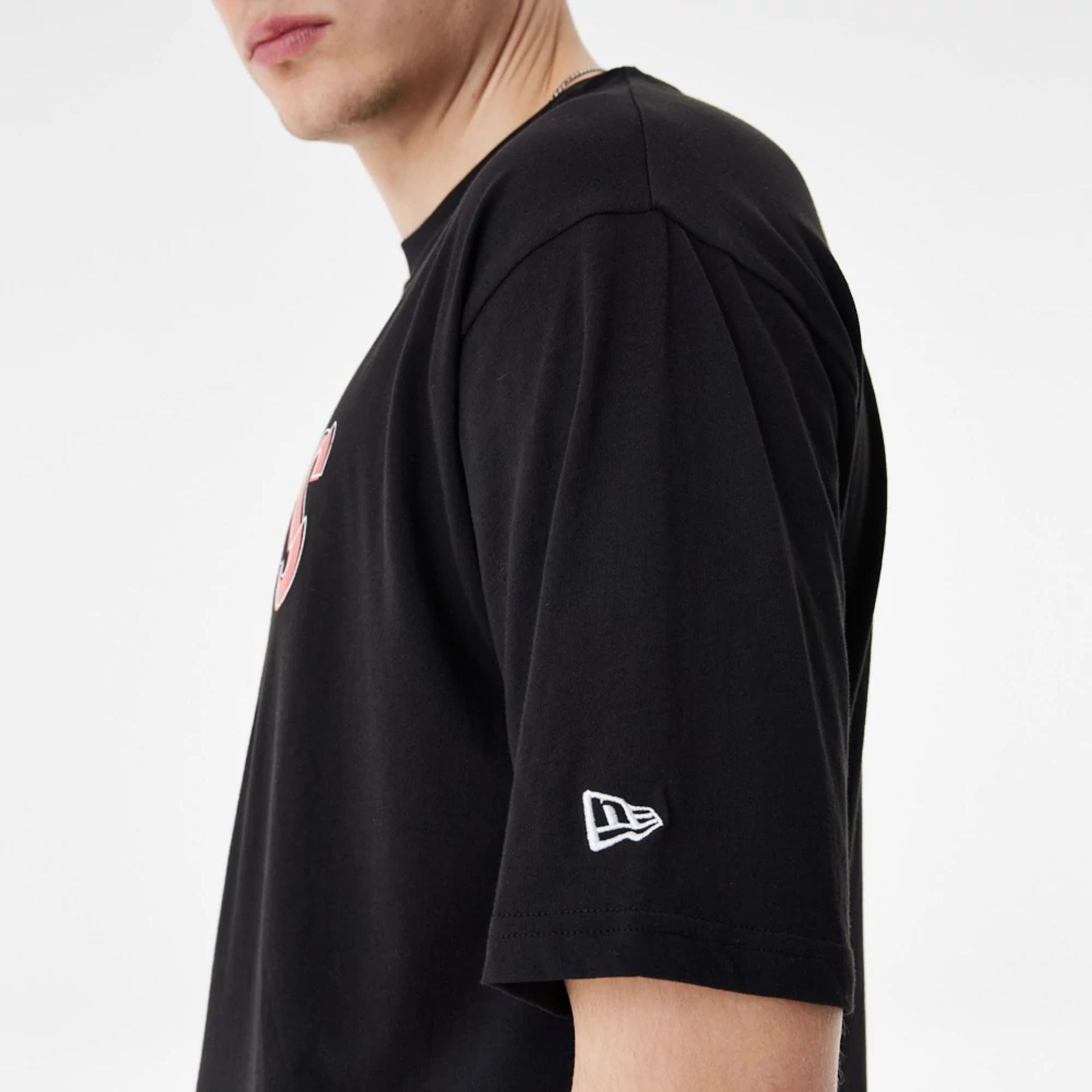 The Male model is wearing Kansas City Chiefs NFL Script Graphic Black Oversized T-Shirt 4