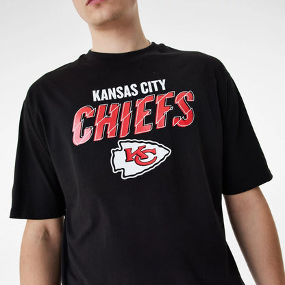 The Male model is wearing Kansas City Chiefs NFL Script Graphic Black Oversized T-Shirt 5