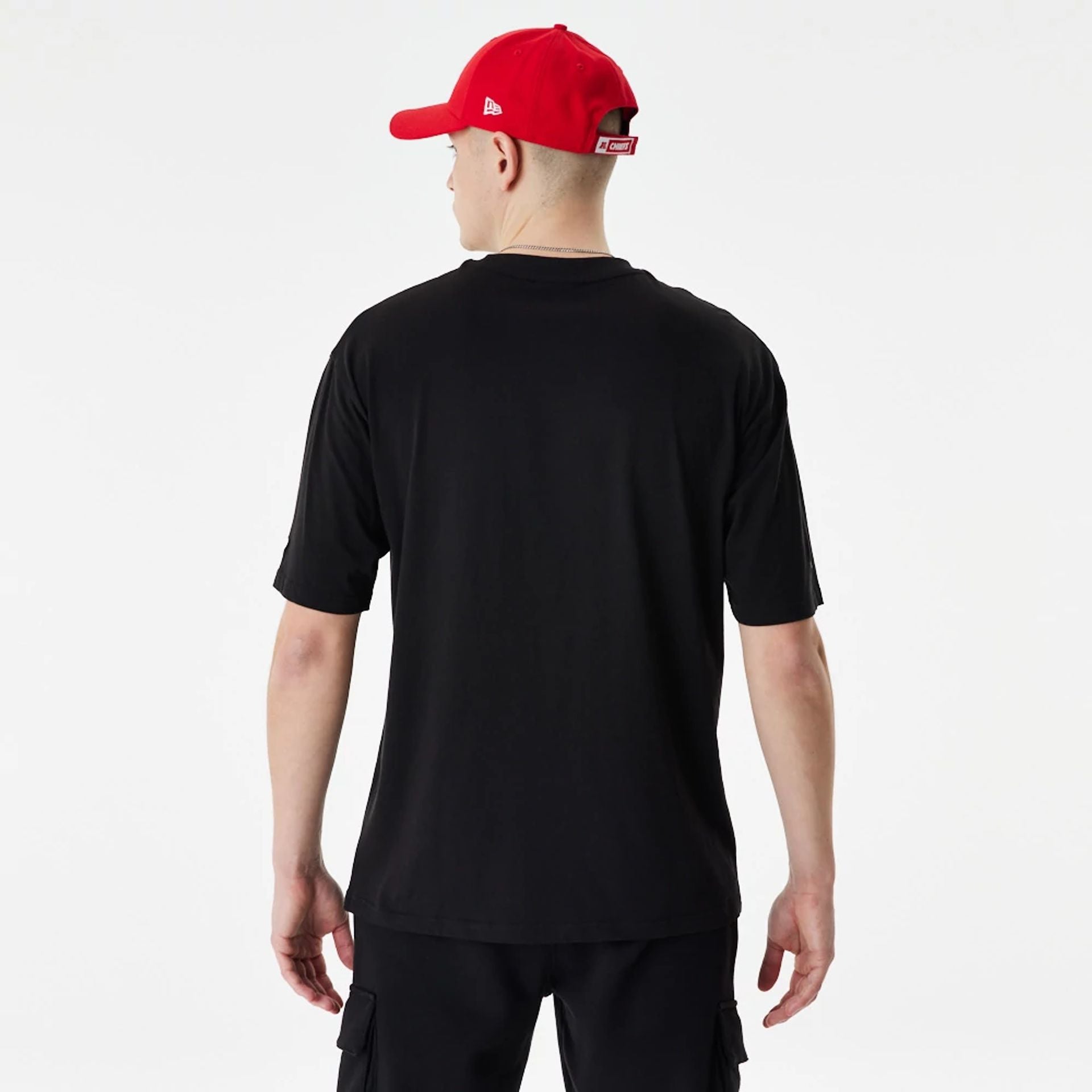 The Male model is wearing Kansas City Chiefs NFL Script Graphic Black Oversized T-Shirt 3