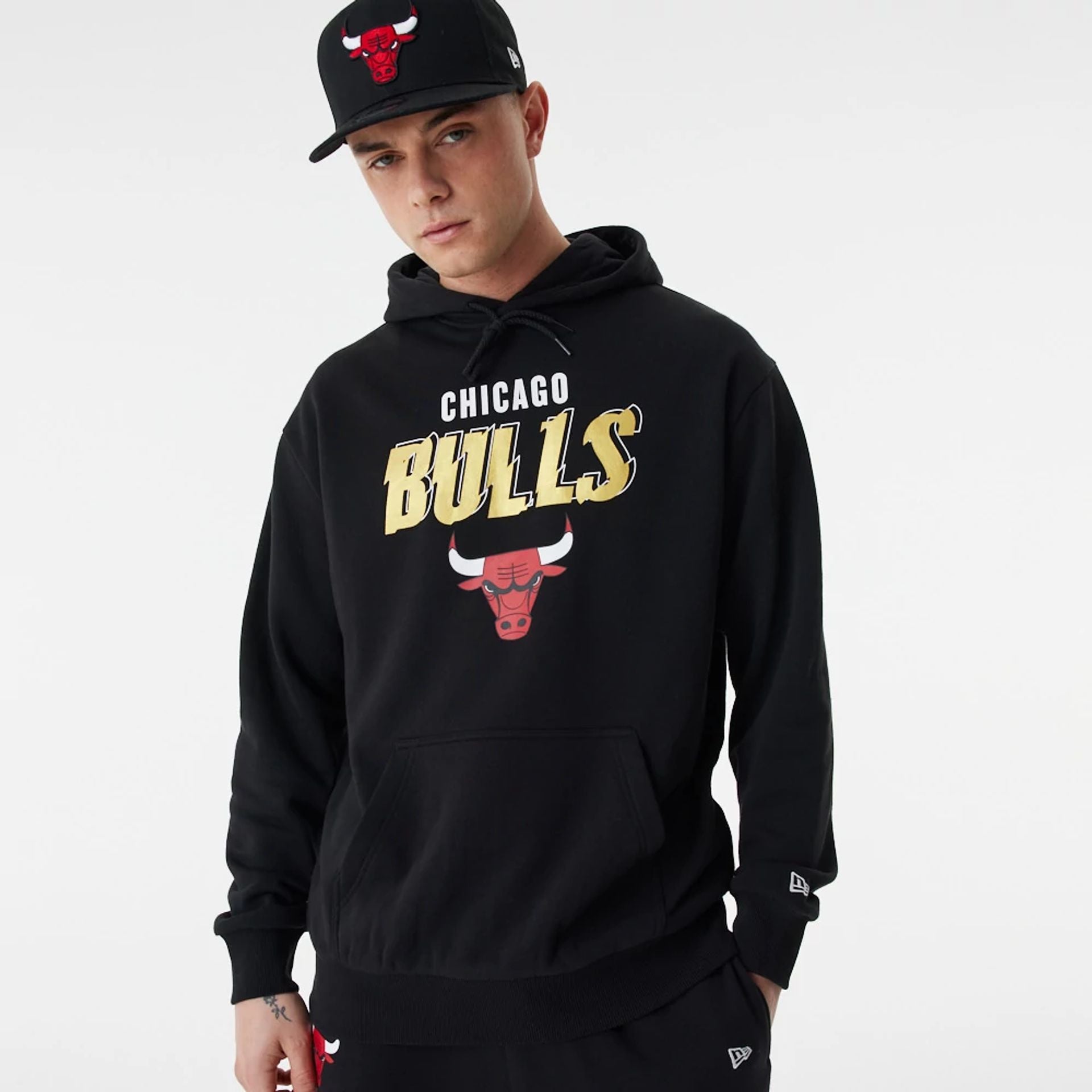 The Male model is wearing Chicago Bulls Team Script Black Oversized Hoodie 5