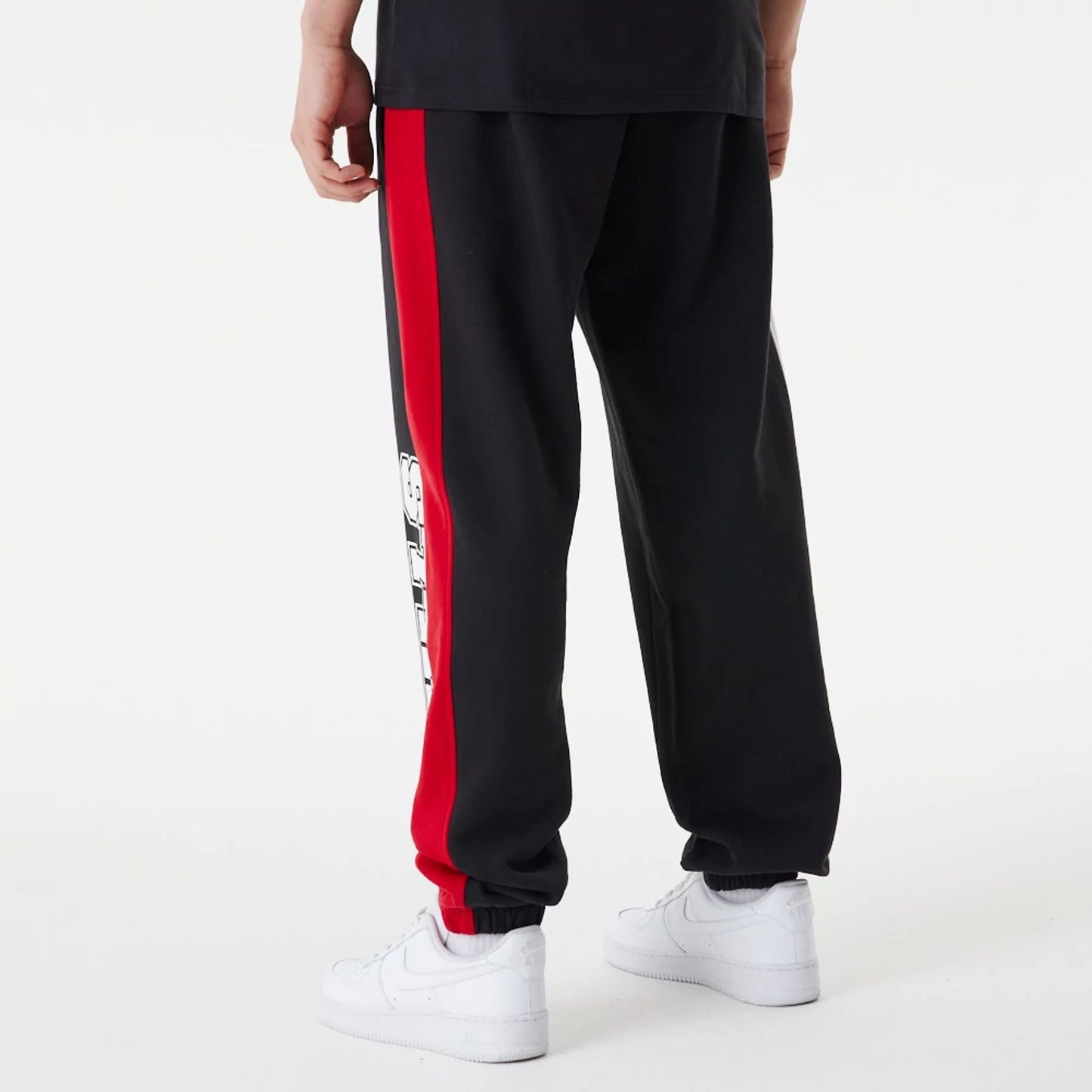 The Male model is wearing Chicago Bulls NBA Large Graphic Black Joggers 6