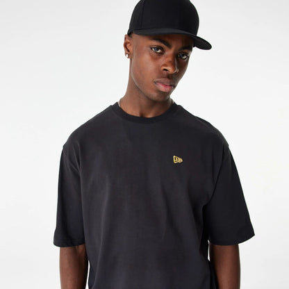 The Male model is wearing New Era Lifestyle 59FIFTY Black Oversized T-Shirt 5