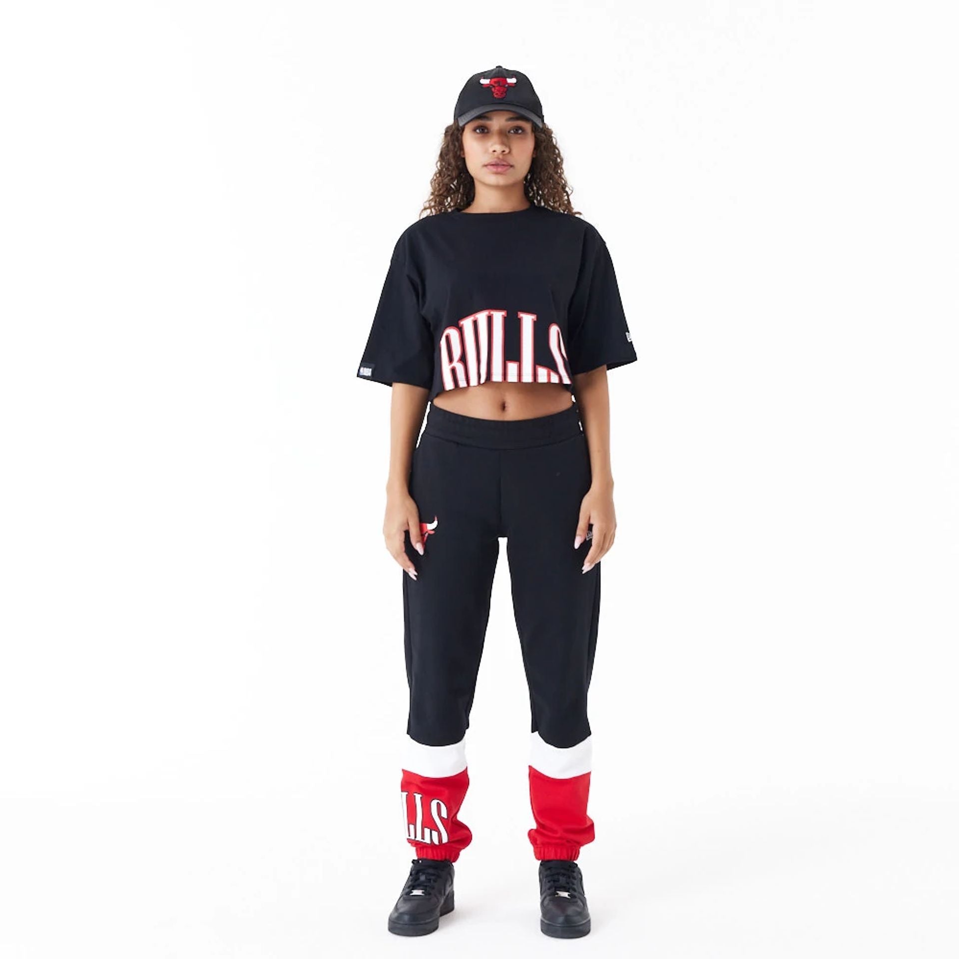 The Female model is wearing Chicago Bulls Womens NBA Team Wordmark Black Crop T-Shirt 3