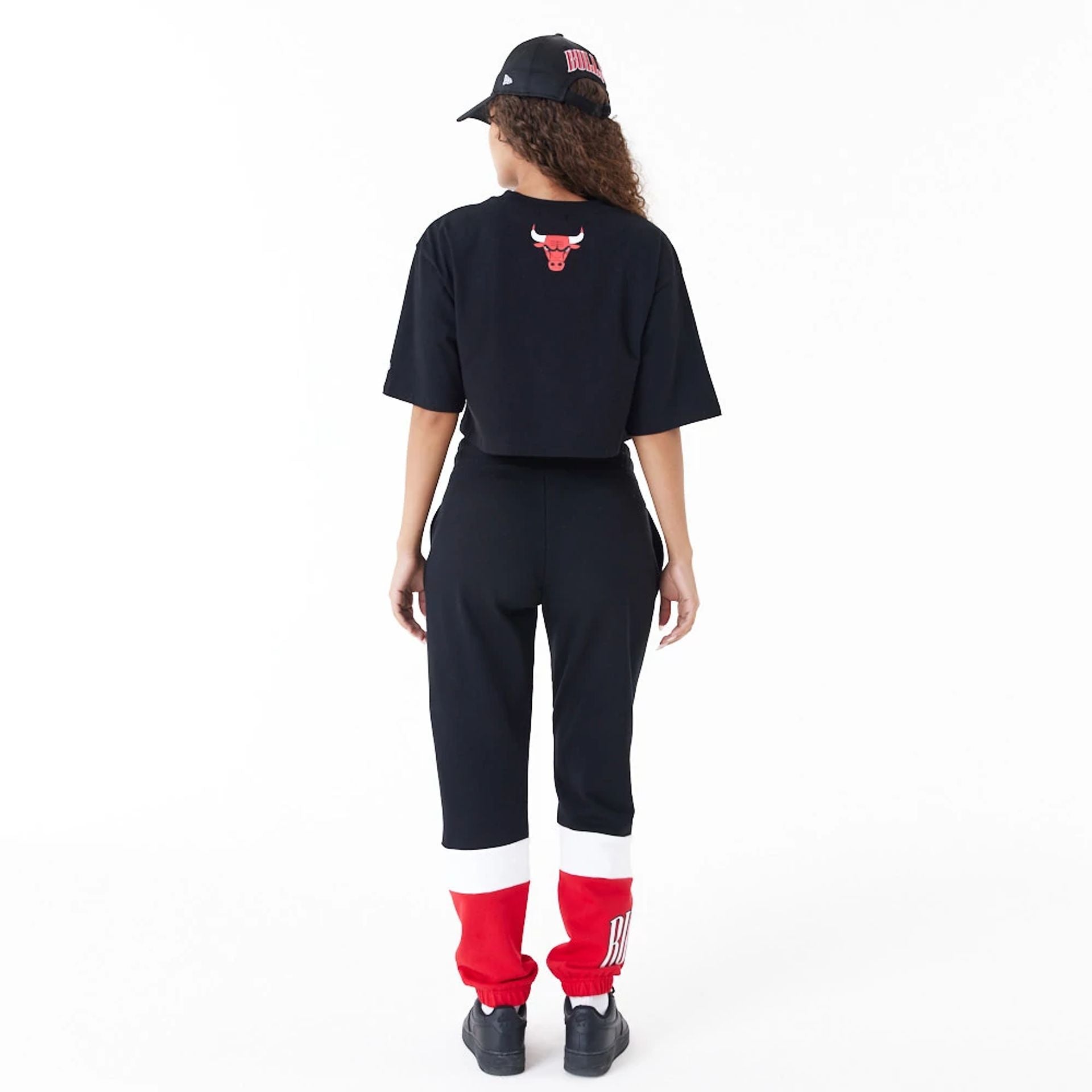 The Female model is wearing Chicago Bulls Womens NBA Team Wordmark Black Crop T-Shirt 4