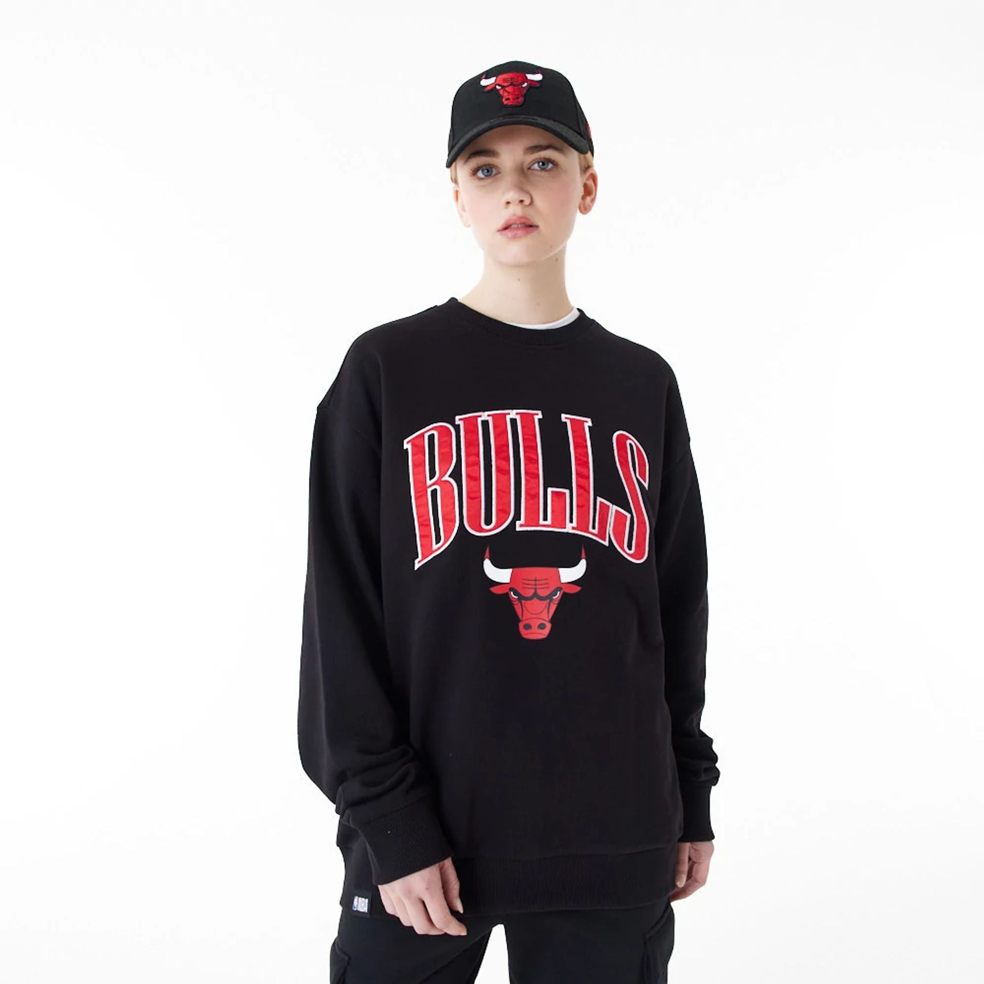 The Male model is wearing Chicago Bulls NBA Arch Graphic Black Oversized Crew Neck Sweatshirt 7