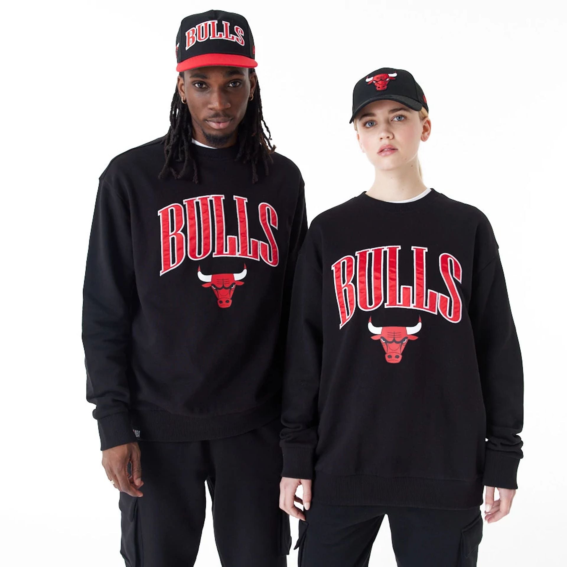 The Male model is wearing Chicago Bulls NBA Arch Graphic Black Oversized Crew Neck Sweatshirt 1