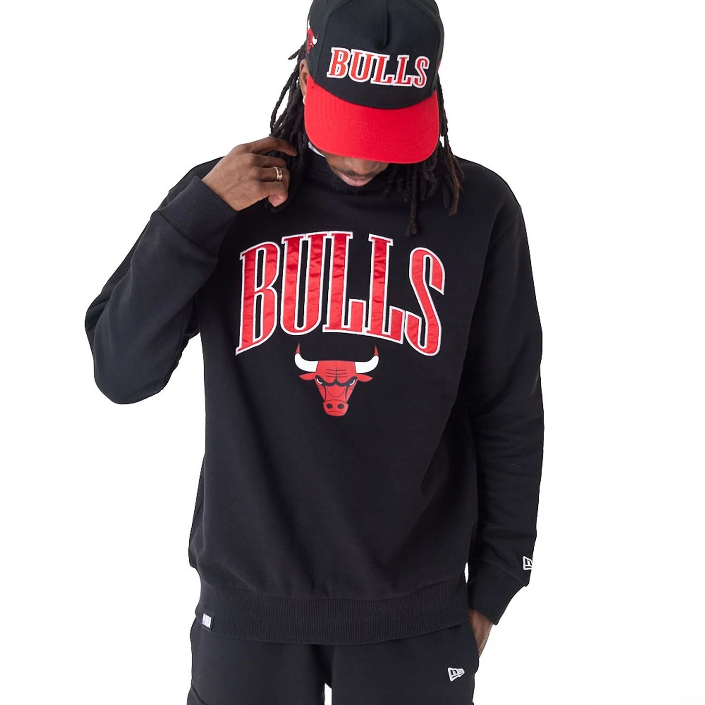 The Male model is wearing Chicago Bulls NBA Arch Graphic Black Oversized Crew Neck Sweatshirt 3