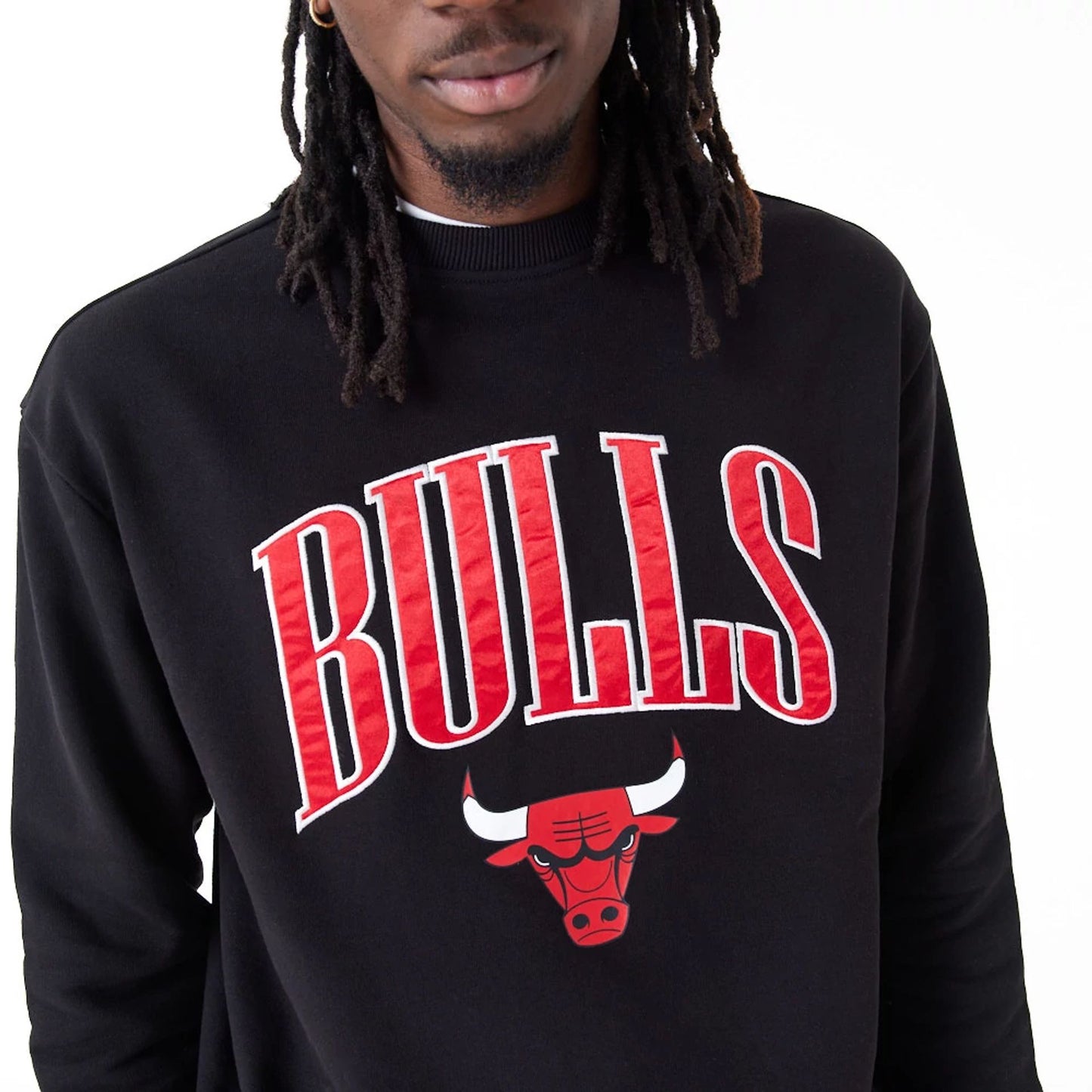 The Male model is wearing Chicago Bulls NBA Arch Graphic Black Oversized Crew Neck Sweatshirt 4