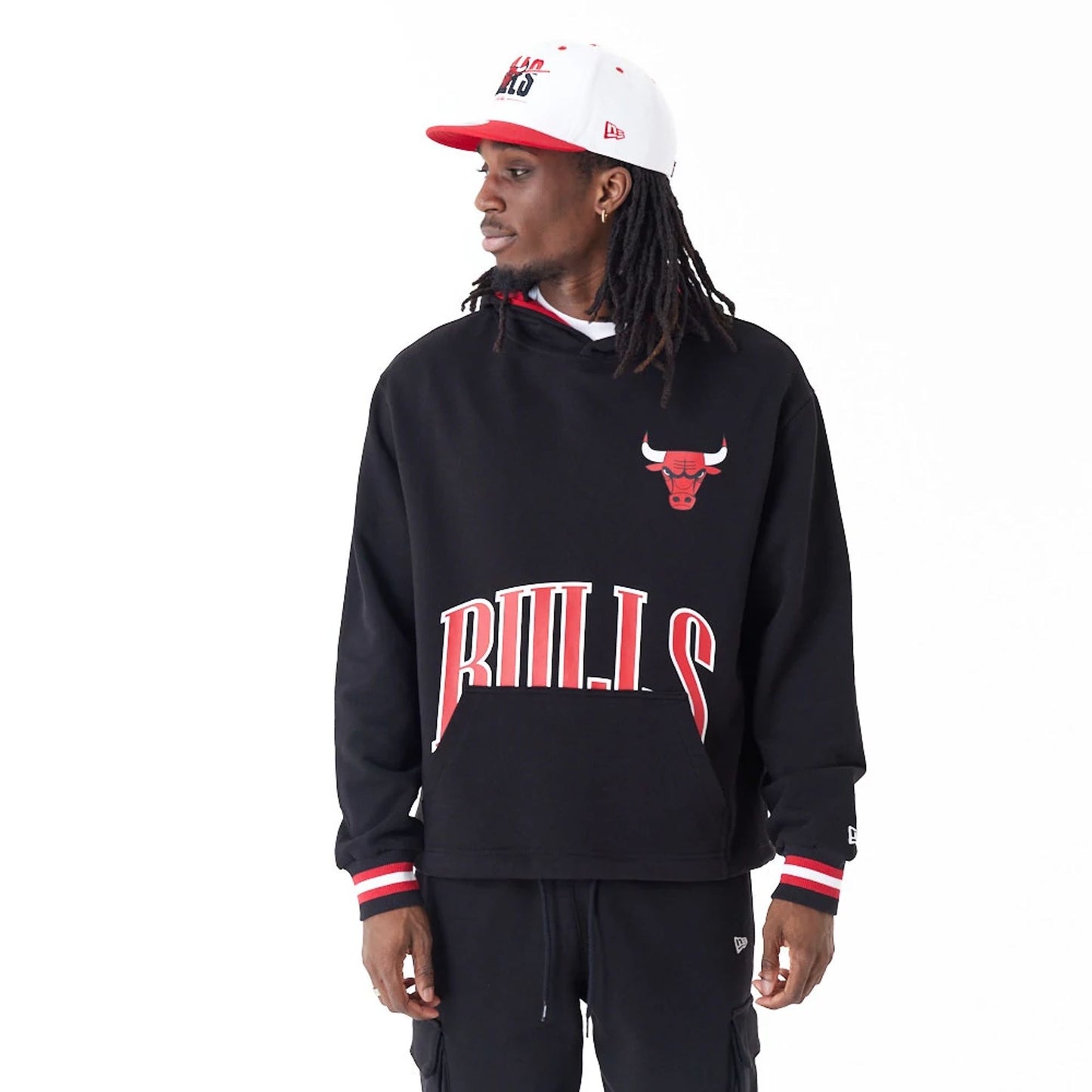 The Male model is wearing Chicago Bulls NBA Arch Graphic Black Oversized Pullover Hoodie 1