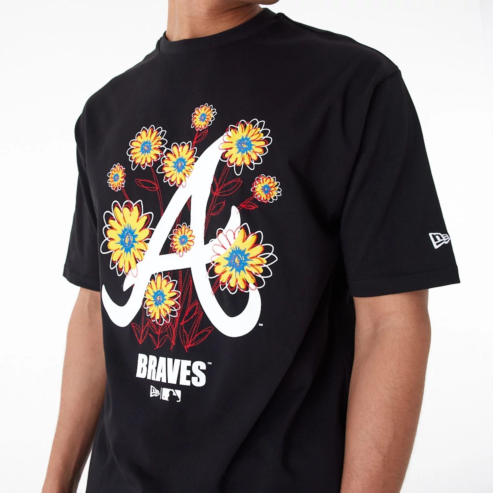 The Male model is wearing Atlanta Braves MLB Floral Logo Black Oversized T-Shirt 5