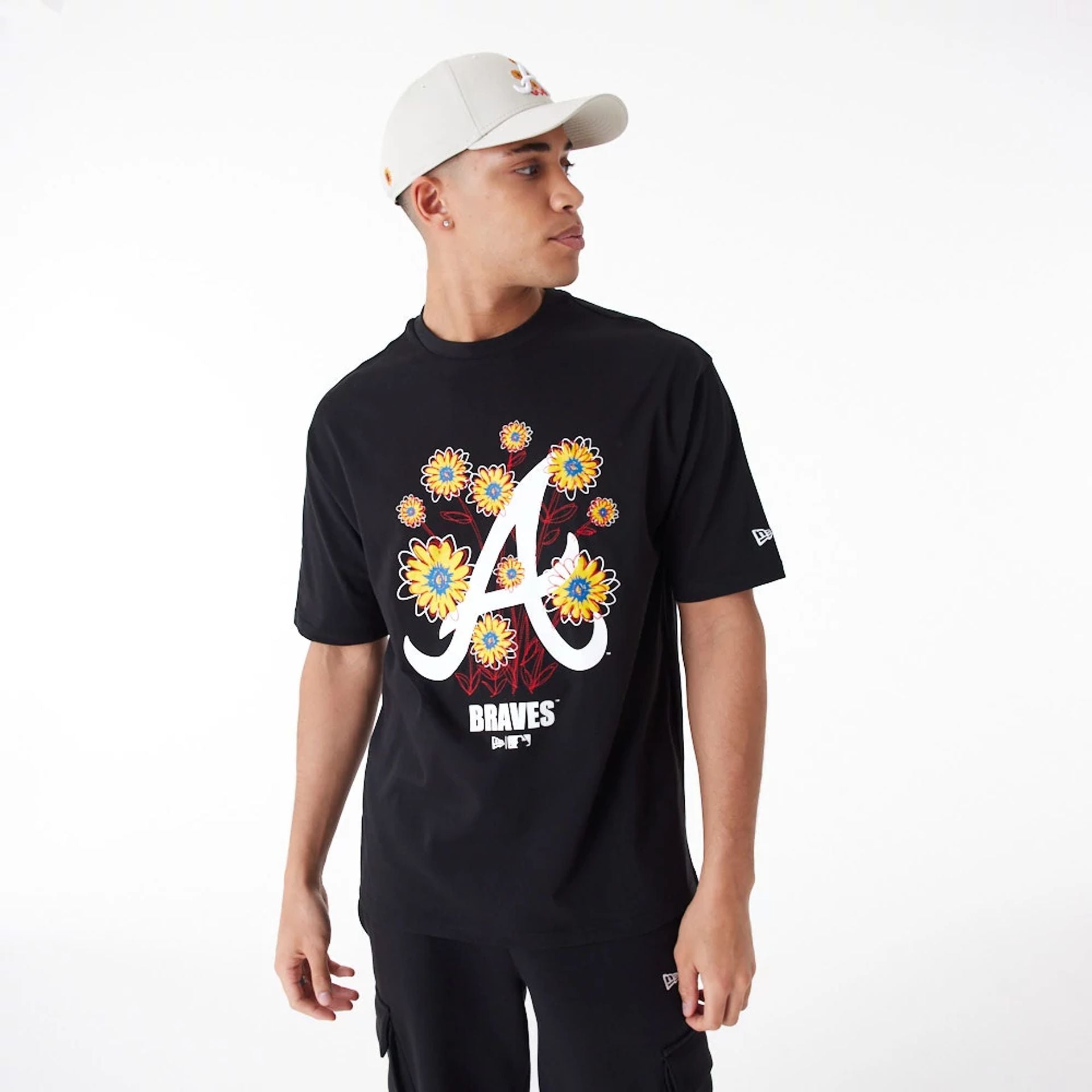 The Male model is wearing Atlanta Braves MLB Floral Logo Black Oversized T-Shirt 1