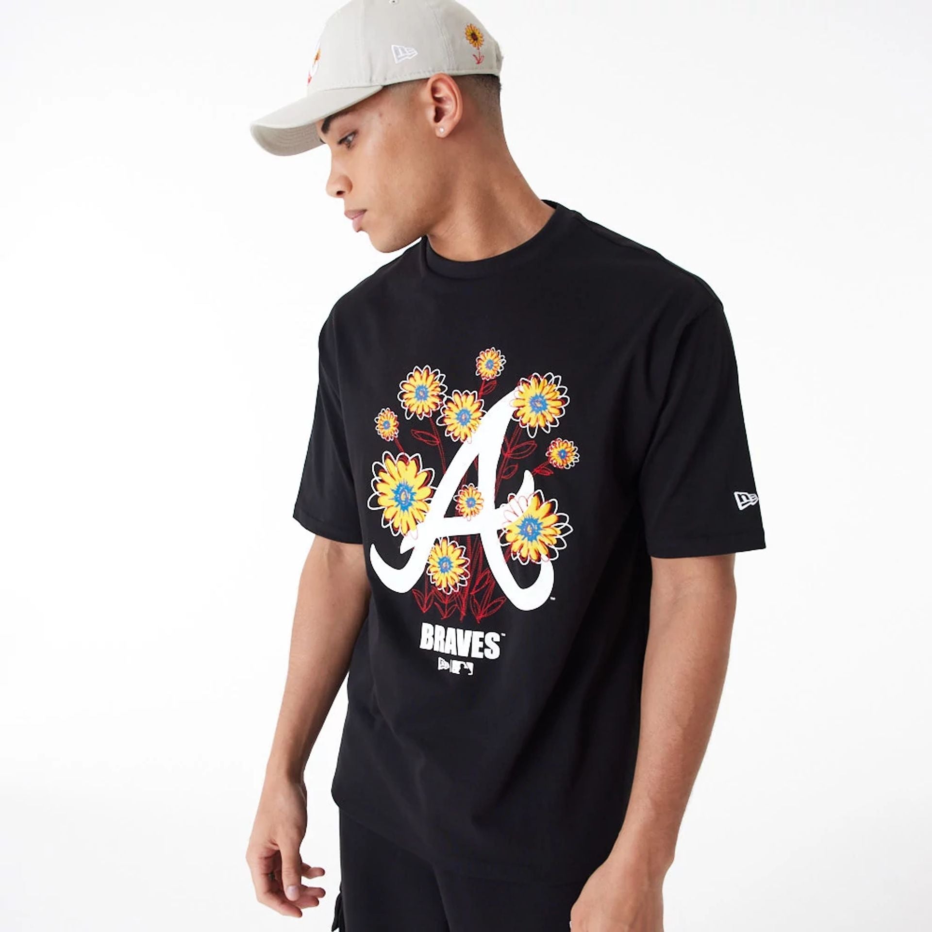 The Male model is wearing Atlanta Braves MLB Floral Logo Black Oversized T-Shirt 2