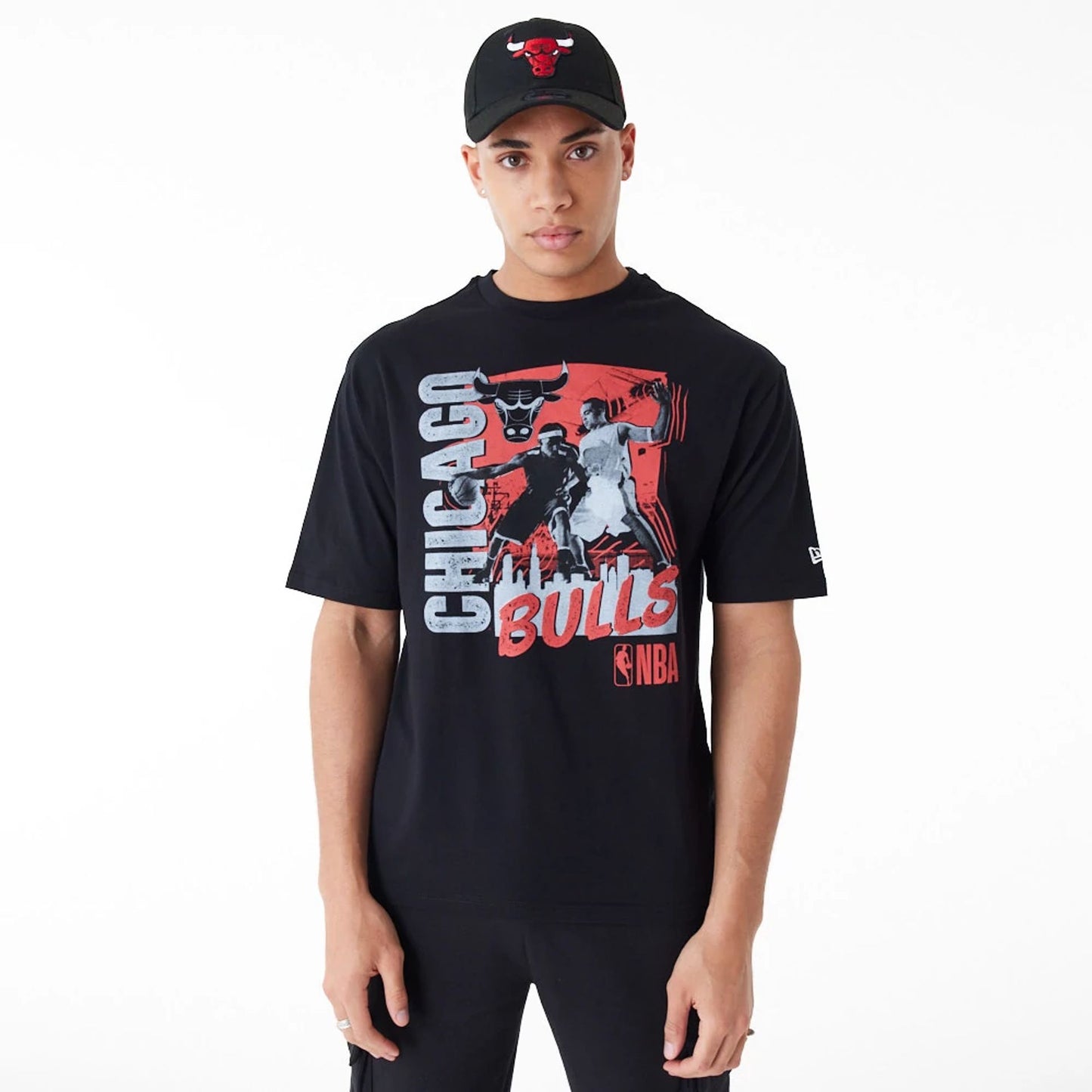 The Male model is wearing Chicago Bulls NBA Player Graphic Black Oversized T-Shirt 1