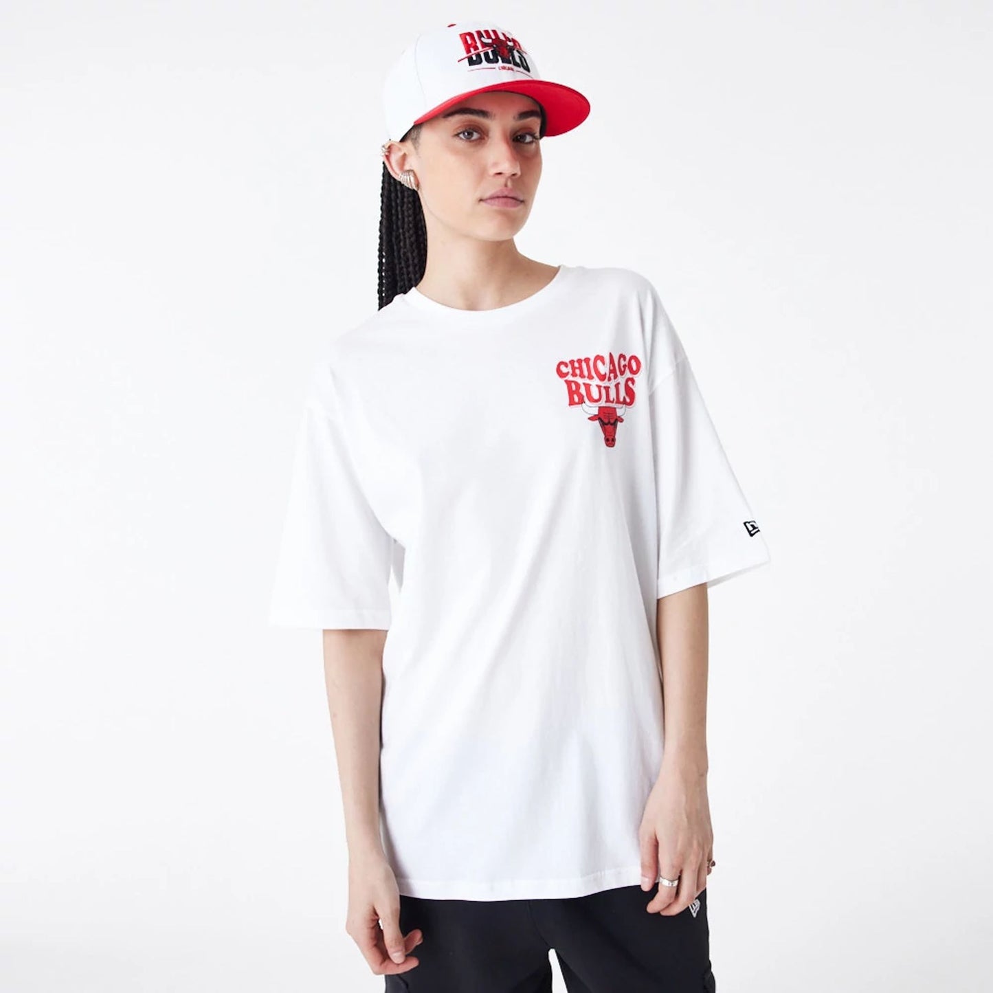 The Male model is wearing Chicago Bulls NBA Script Logo White Oversized T-Shirt 8