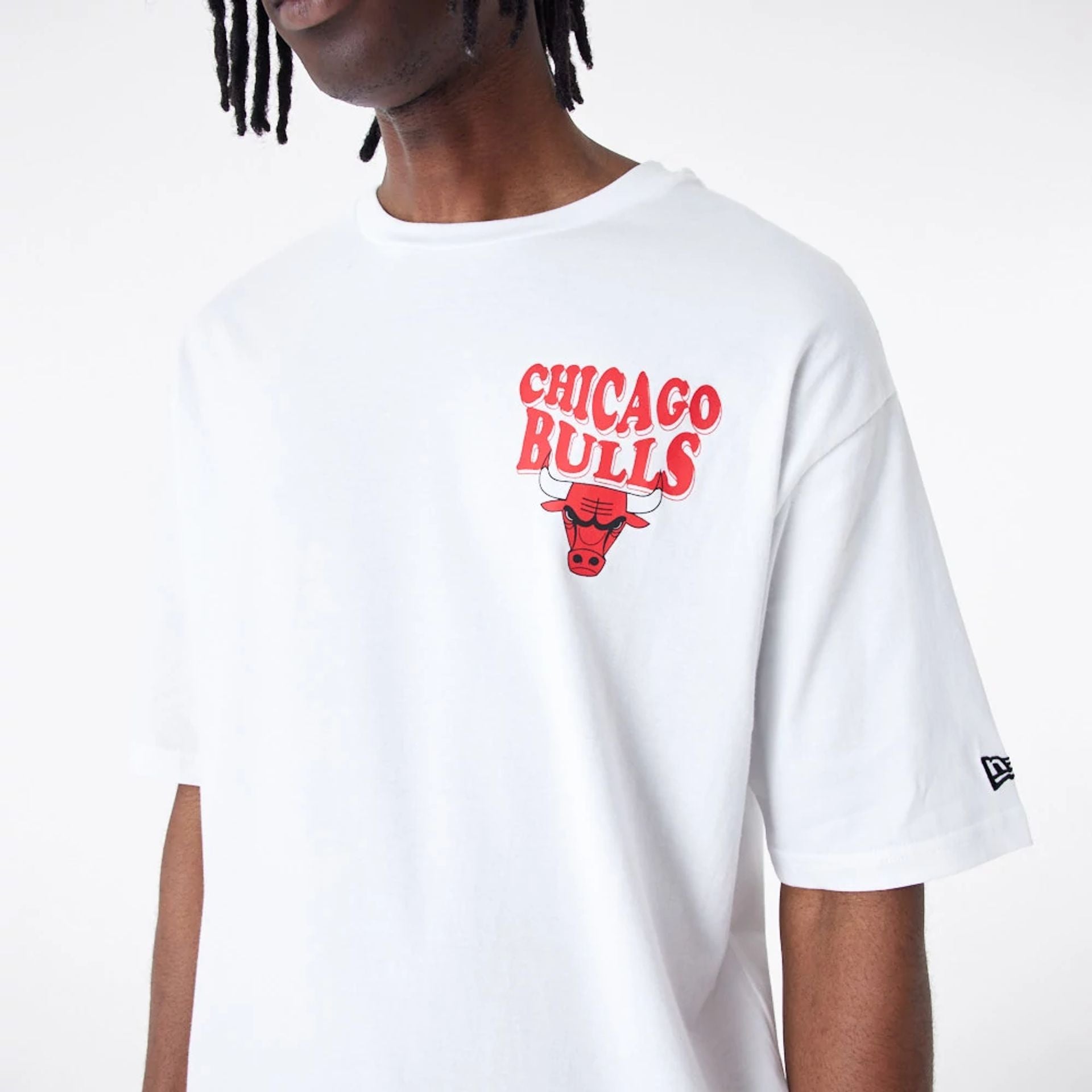 The Male model is wearing Chicago Bulls NBA Script Logo White Oversized T-Shirt 4